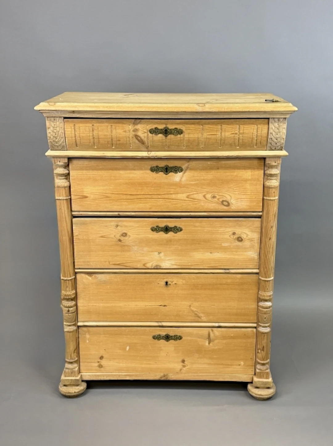 BYRÅ i furu, nyrenässnasstil, sekelskifte