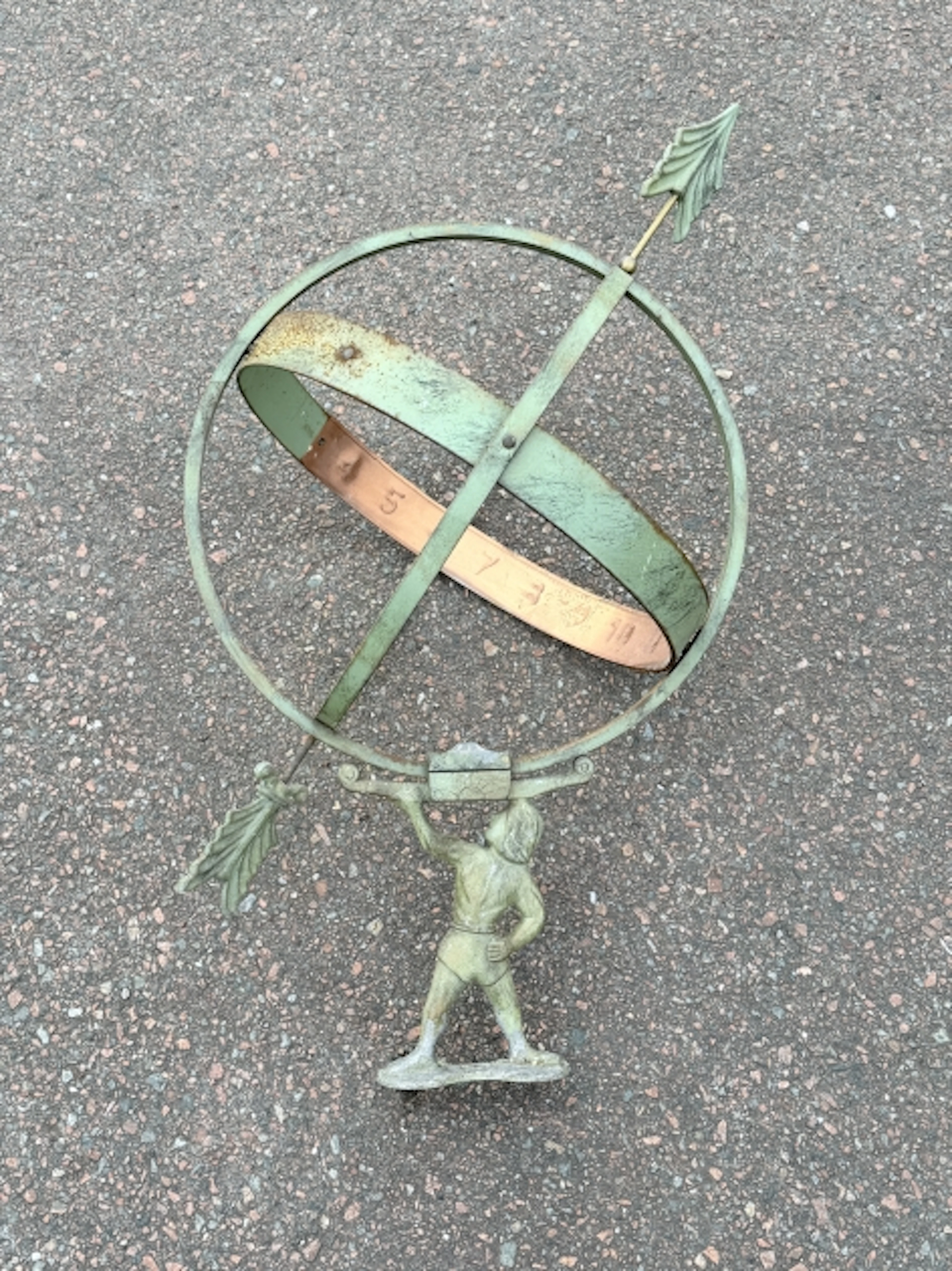 Solur, grönpatinerad metall, 1900-talets andra hälft.