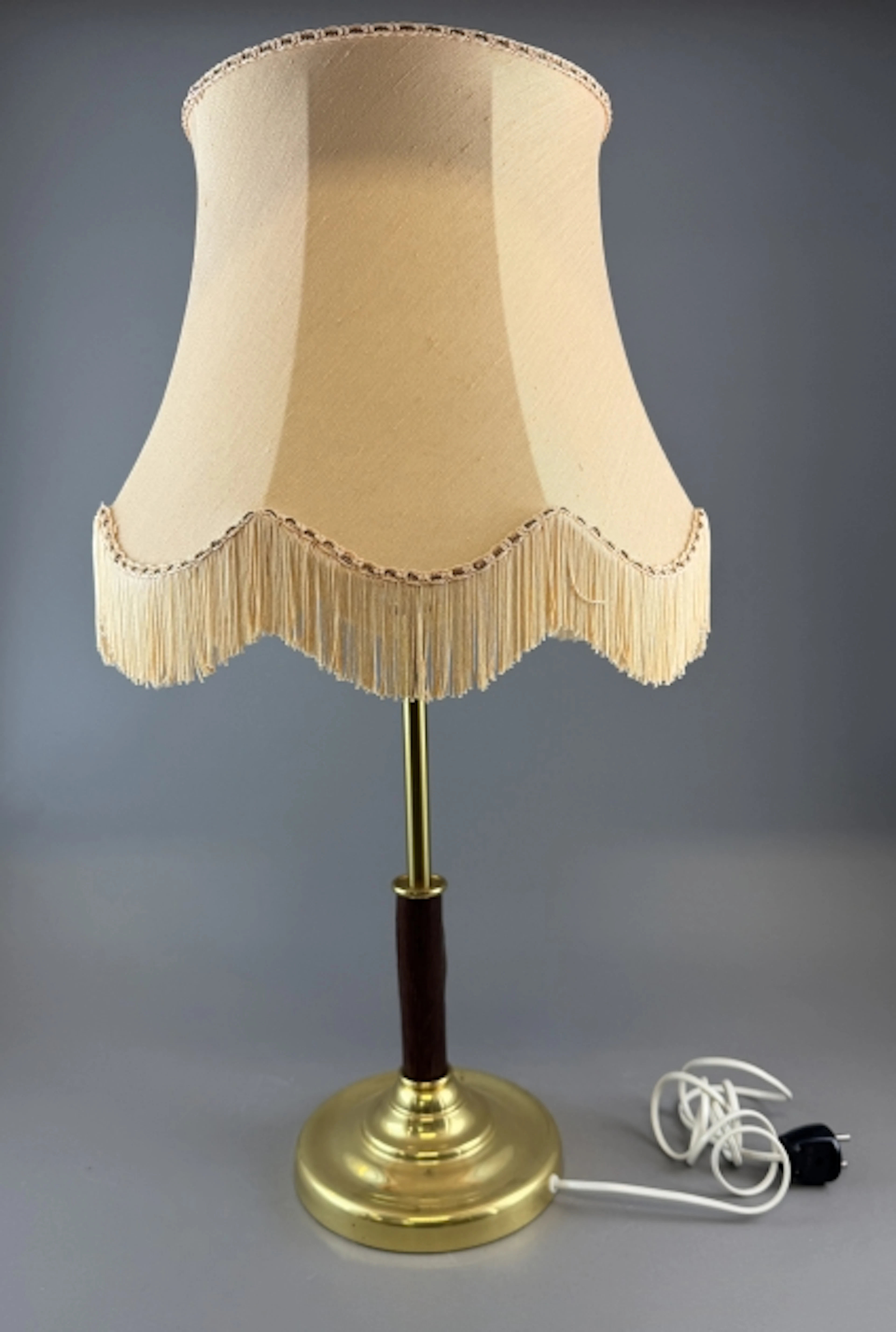 BORDSLAMPA i mässing och trä