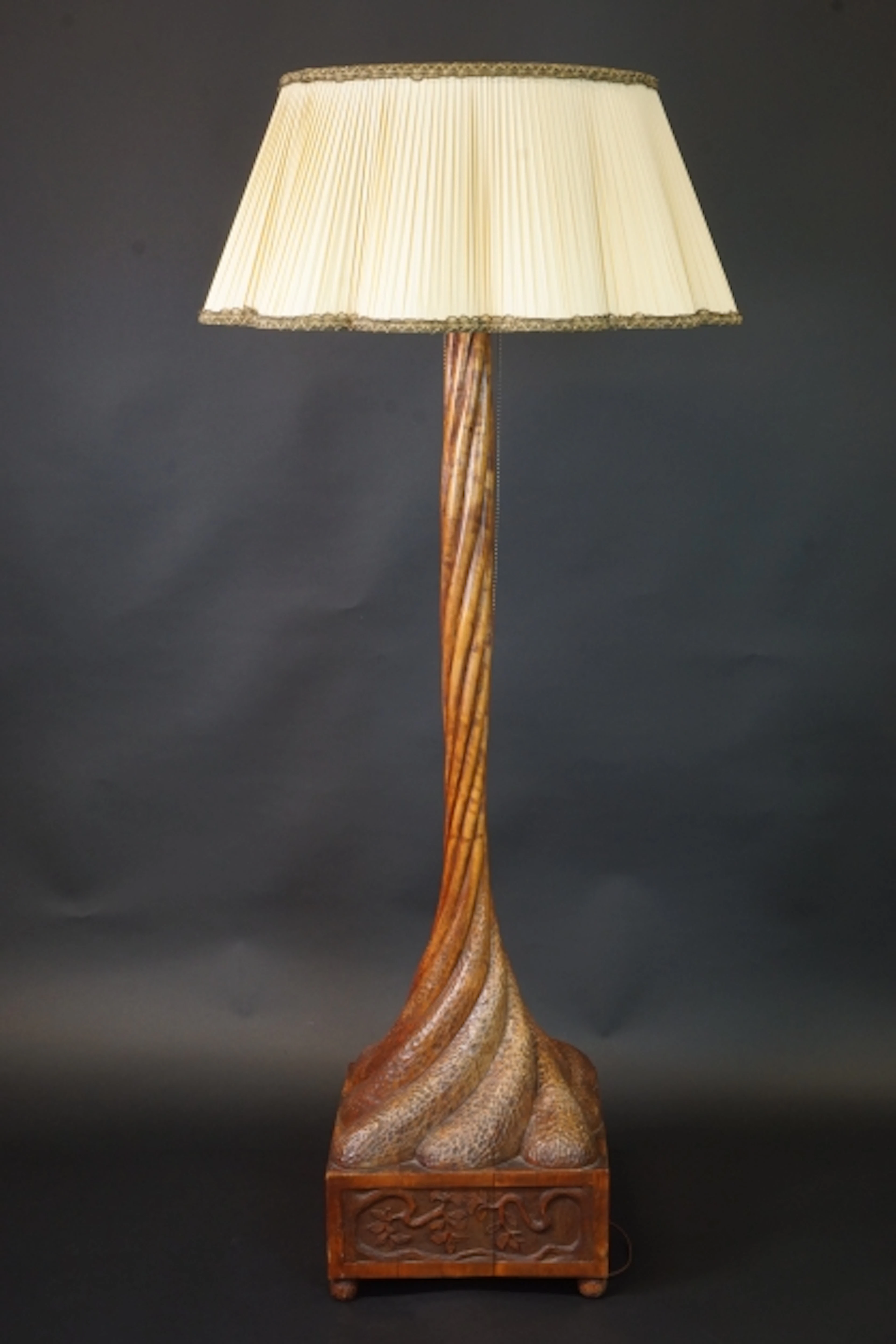 Arts & Crafts Sverige. Golvlampa tidigt 1900-tal möjligen Arvika