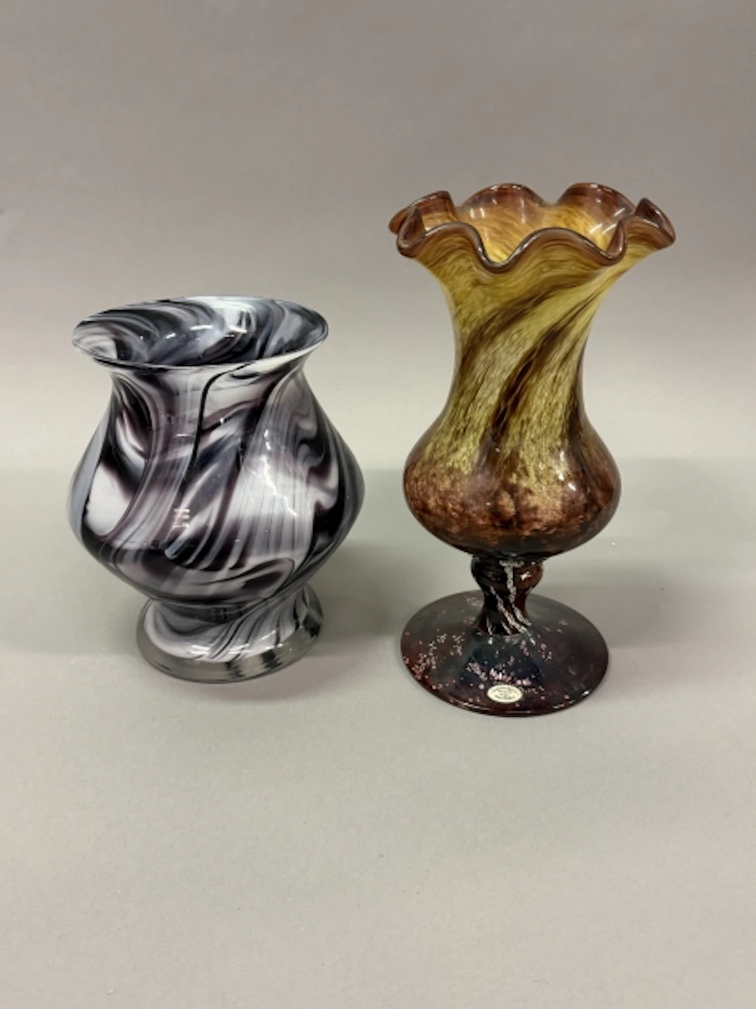 Vaser, konstglas, 2 st, bl. a Guldkroken