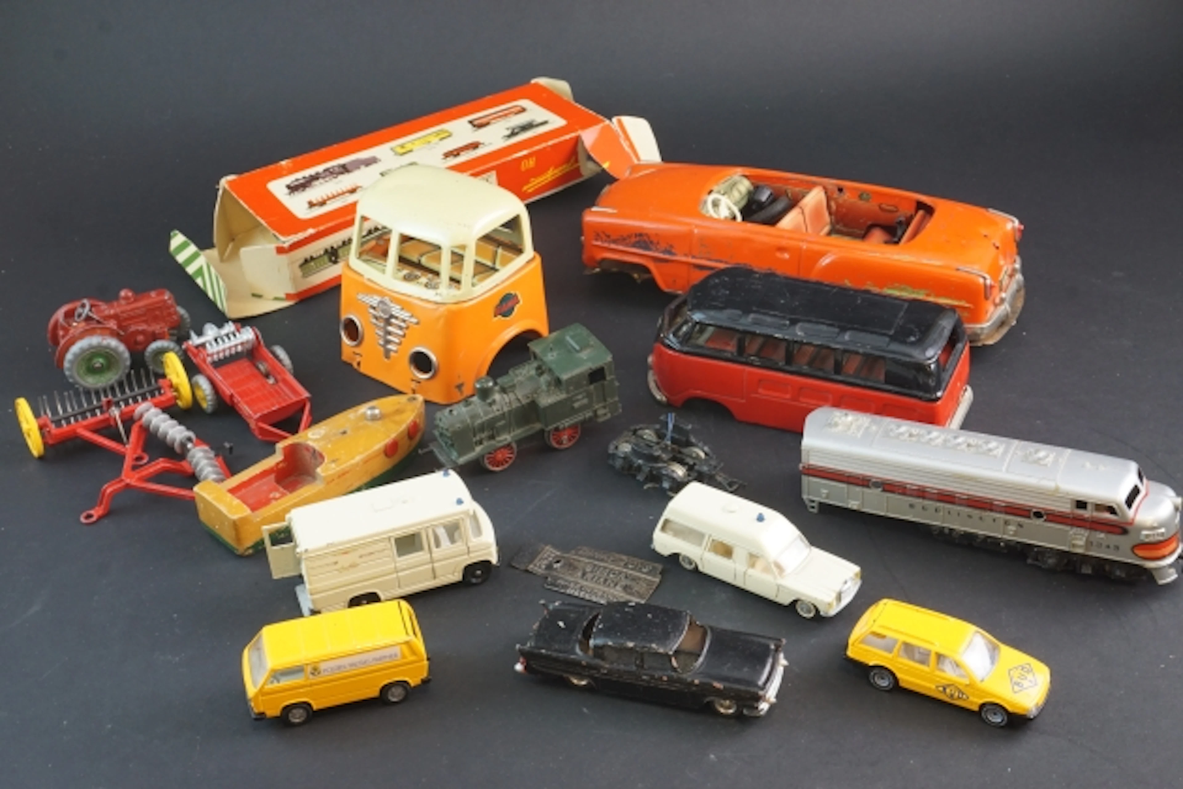 Dinky Toys traktor med tillbehör samt Siku och renoveringsobjekt
