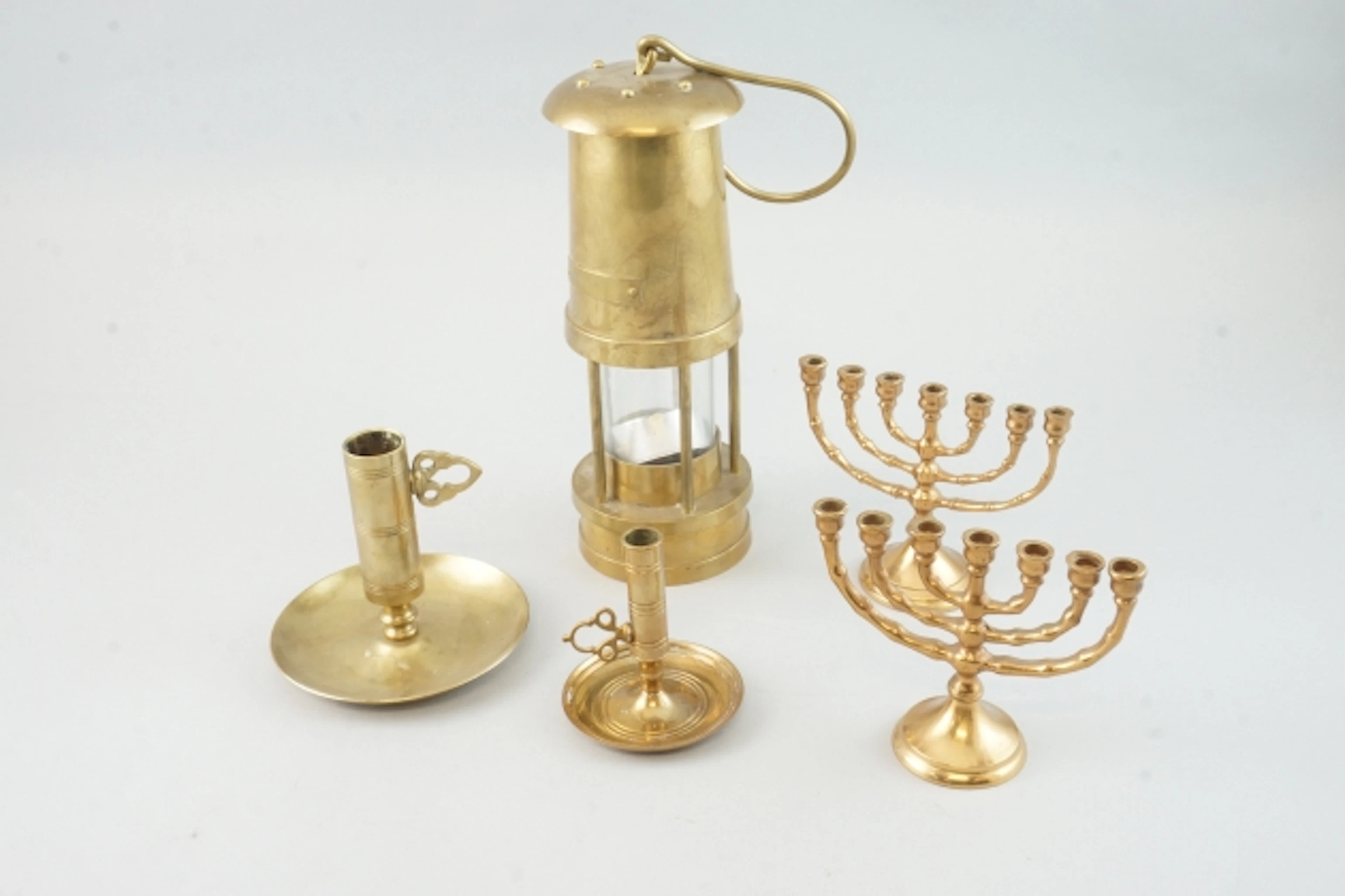 Ljusstakar och gruvlykta i malm