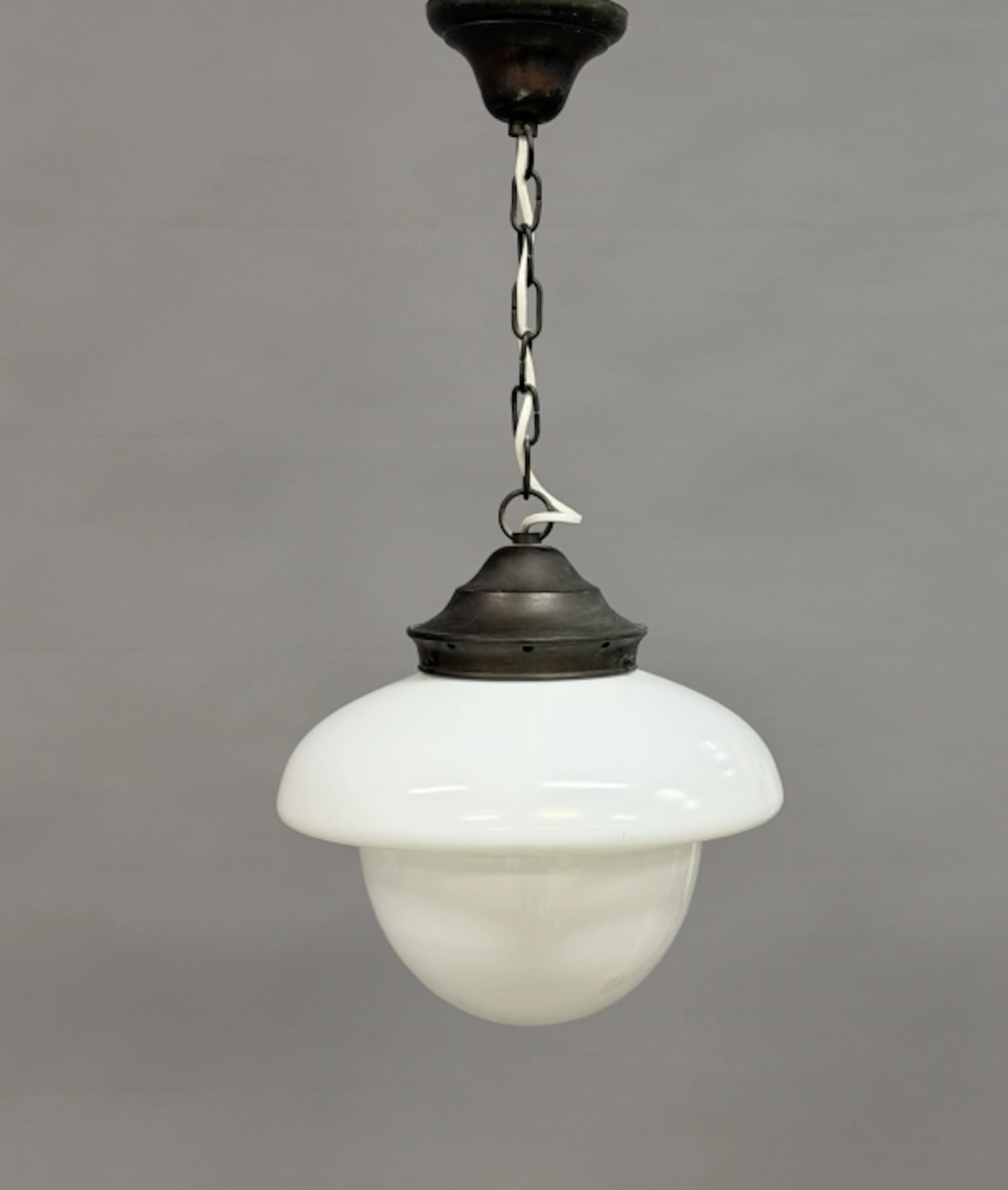 TAKLAMPA med glaskupa, 1900-talets första hälft