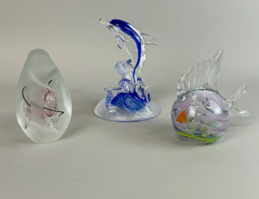 GLASFÖREMÅL, 3 delar, bl. a Gusum