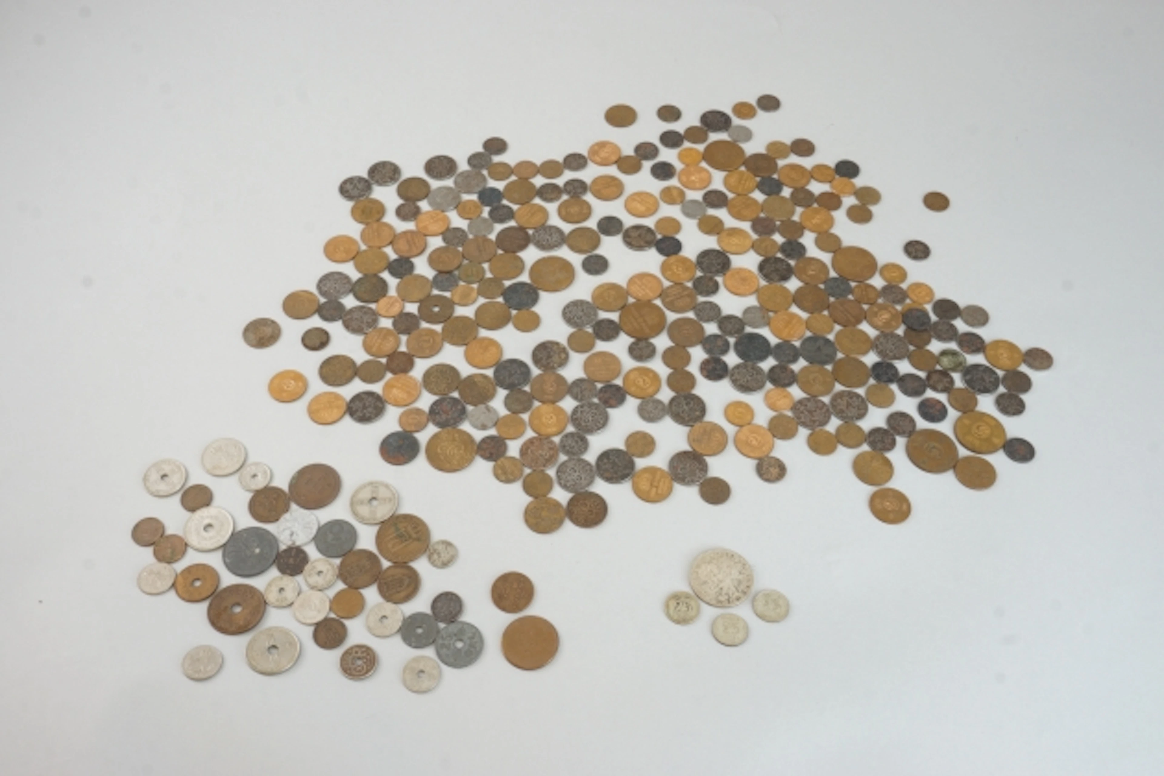 Diverse svenska och danska mynt, bl.a. silver