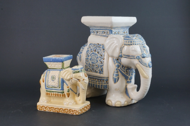 2st. Orientaliska elefantpiedestaler i keramik.