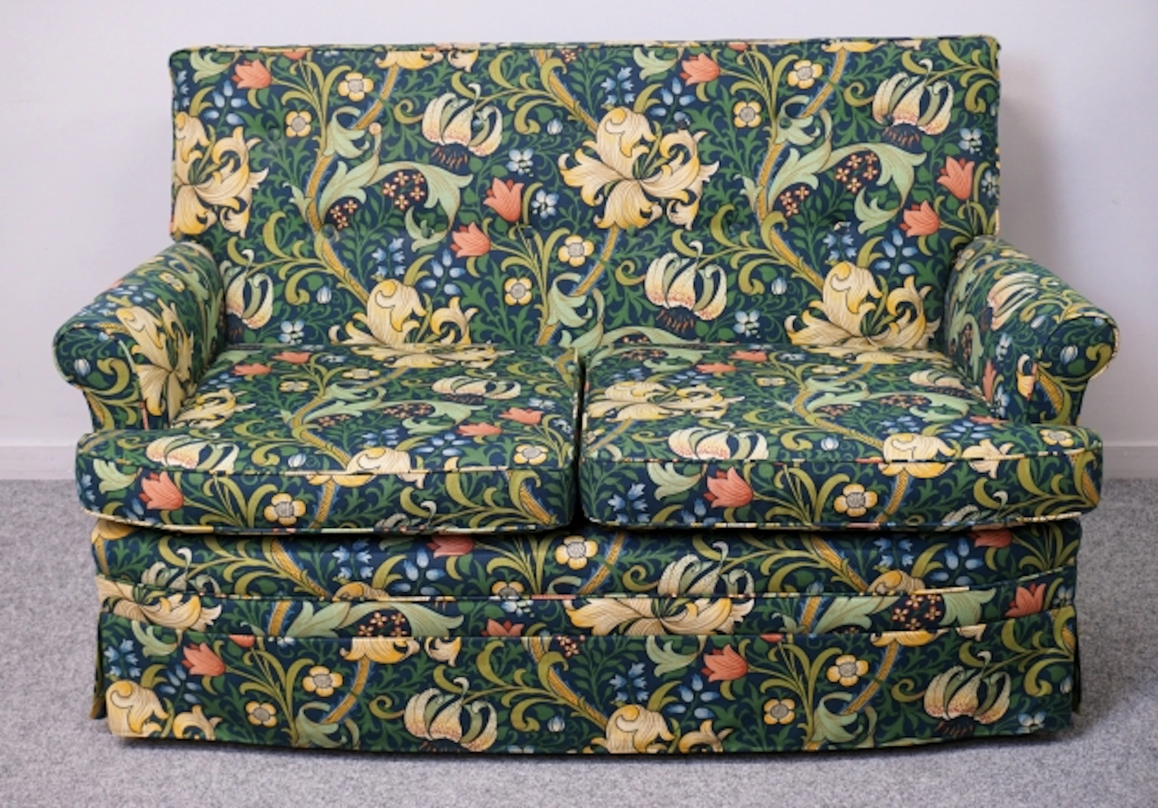 Soffa klädd i Golden Lily av William Morris