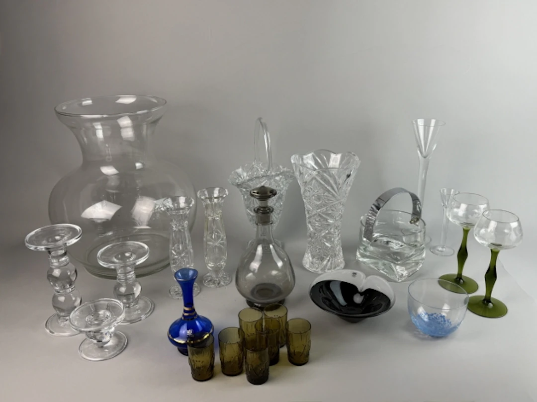 PARTI GLASFÖREMÅL, bl.a. Målerås Glasbruk