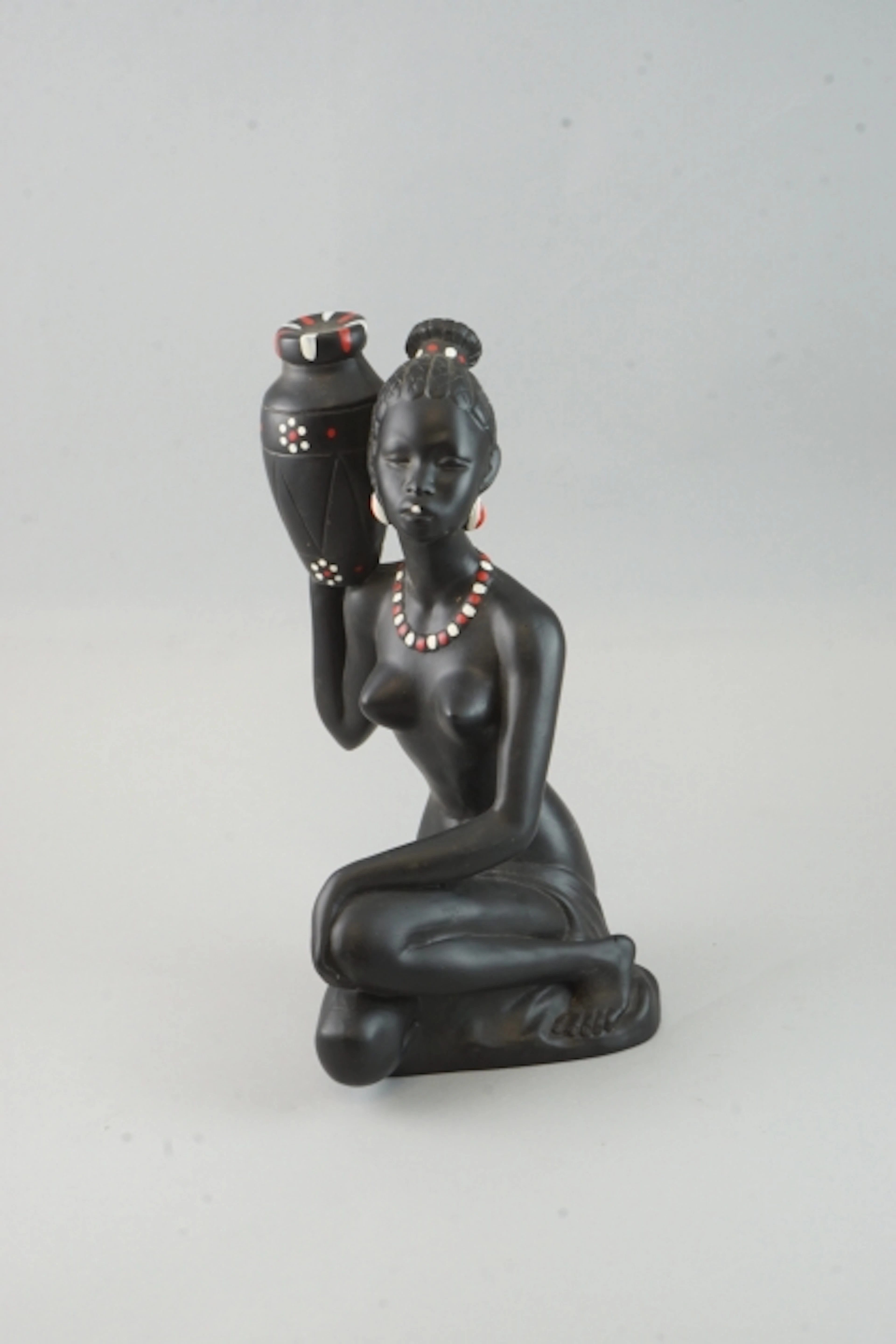 Retro figurin i gips - Afrikansk kvinna med kruka, 1950/60-tal