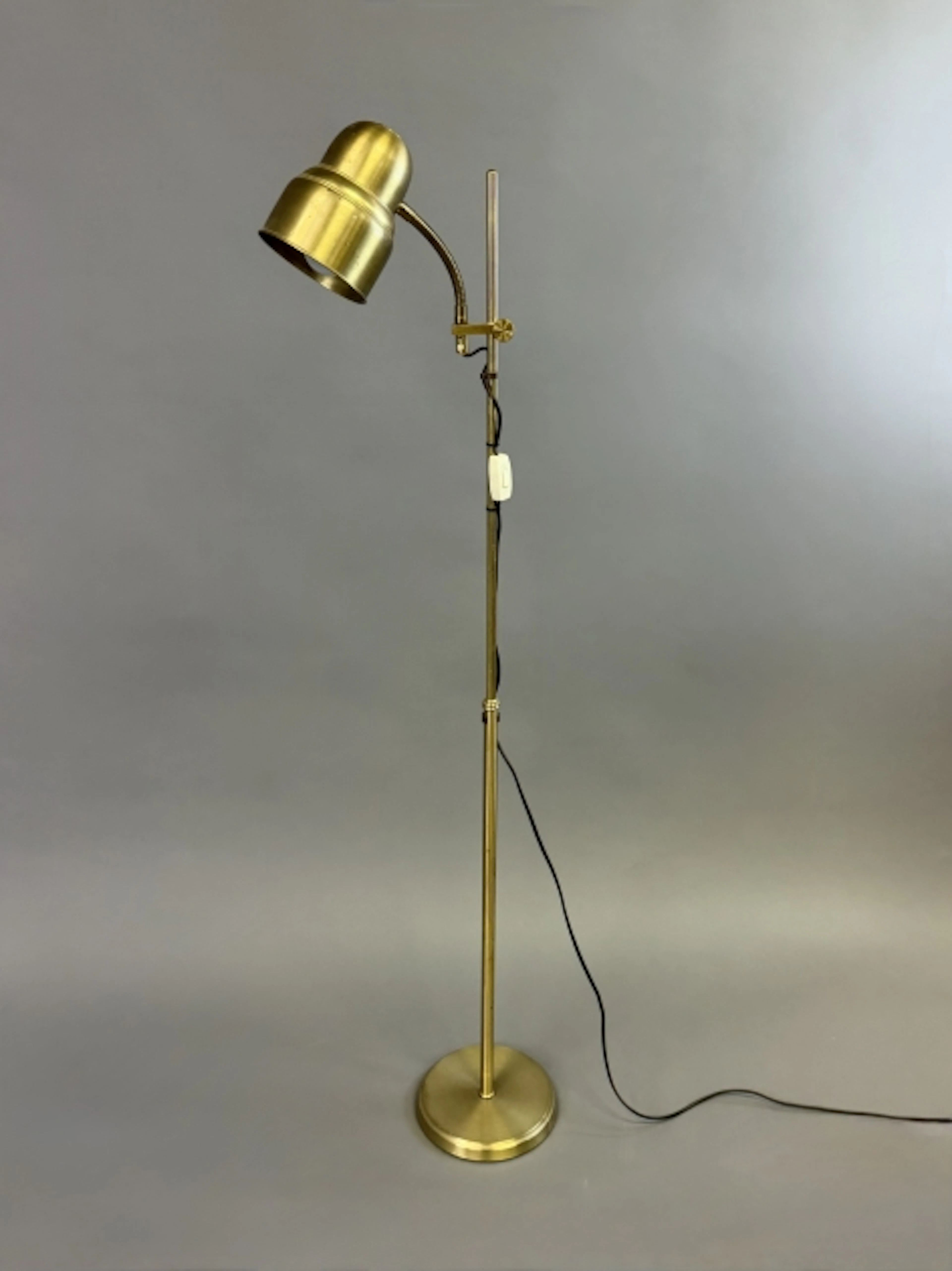 GOLVLAMPA; EWÅ, mässing