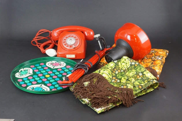 Retroparti, bl.a. skrivbordslampa och telefon