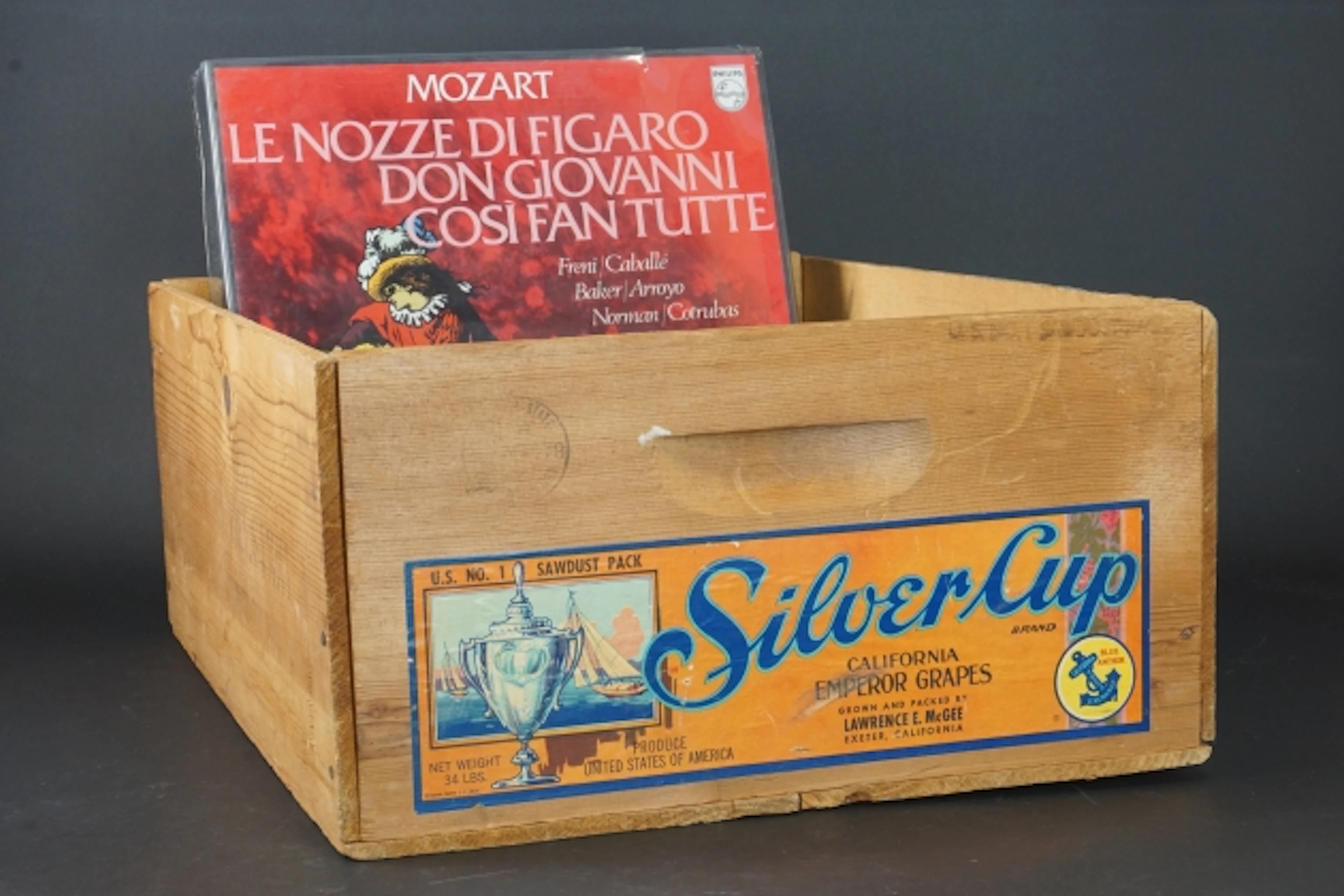 Låda med LP-skivor samlingsbox bl.a. Mozart.