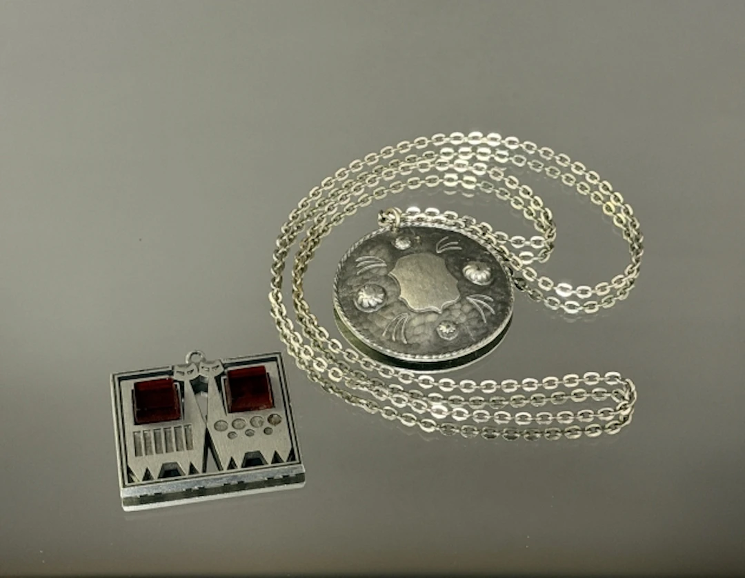 HALSBAND & HÄNGE i tenn