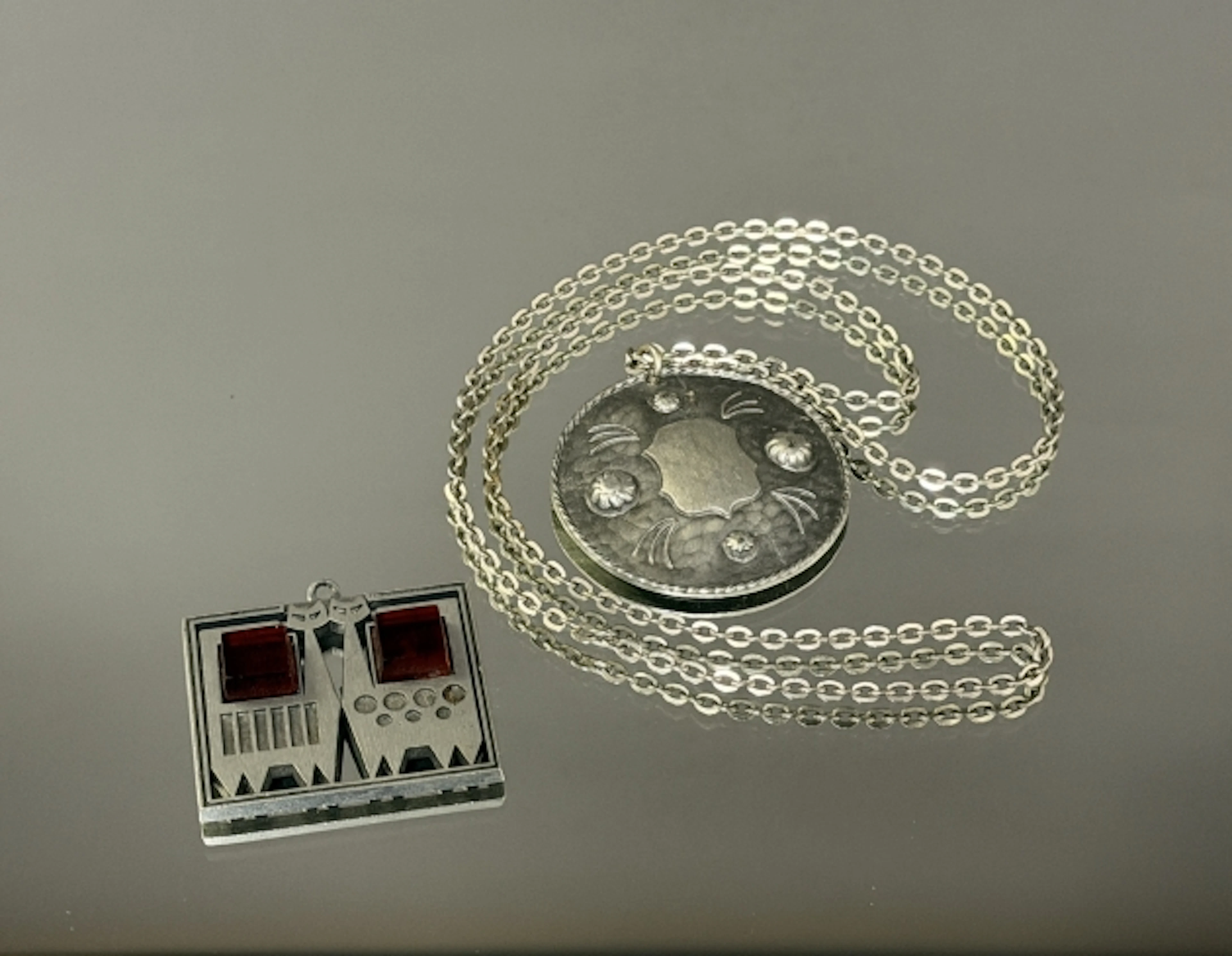 HALSBAND & HÄNGE i tenn