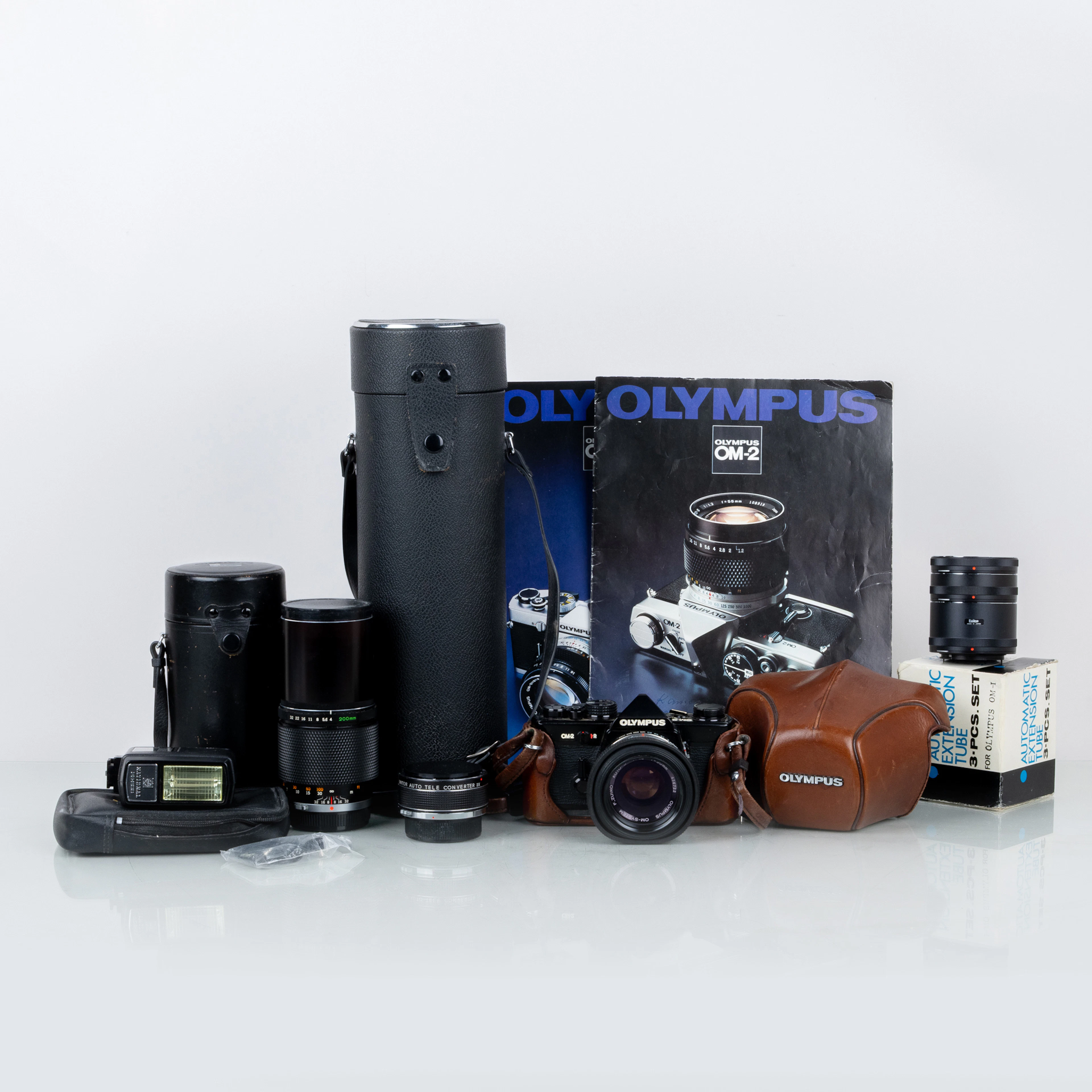 FOTOCAMERA DI SISTEMA, Olympus OM-2, seconda metà del XX secolo, con 2 obiettivi