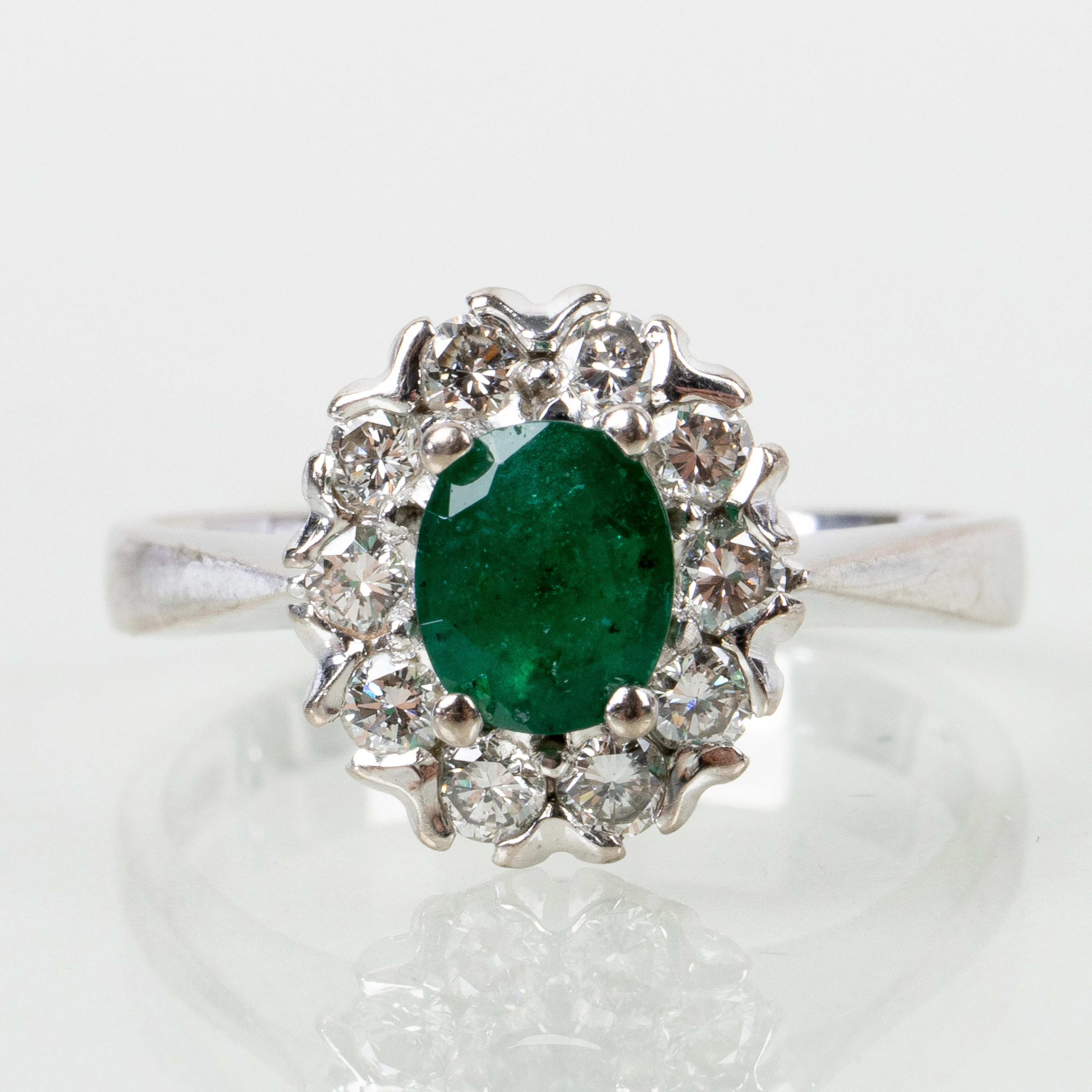 ANILLO, oro blanco de 18 quilates, con esmeralda y brillantes