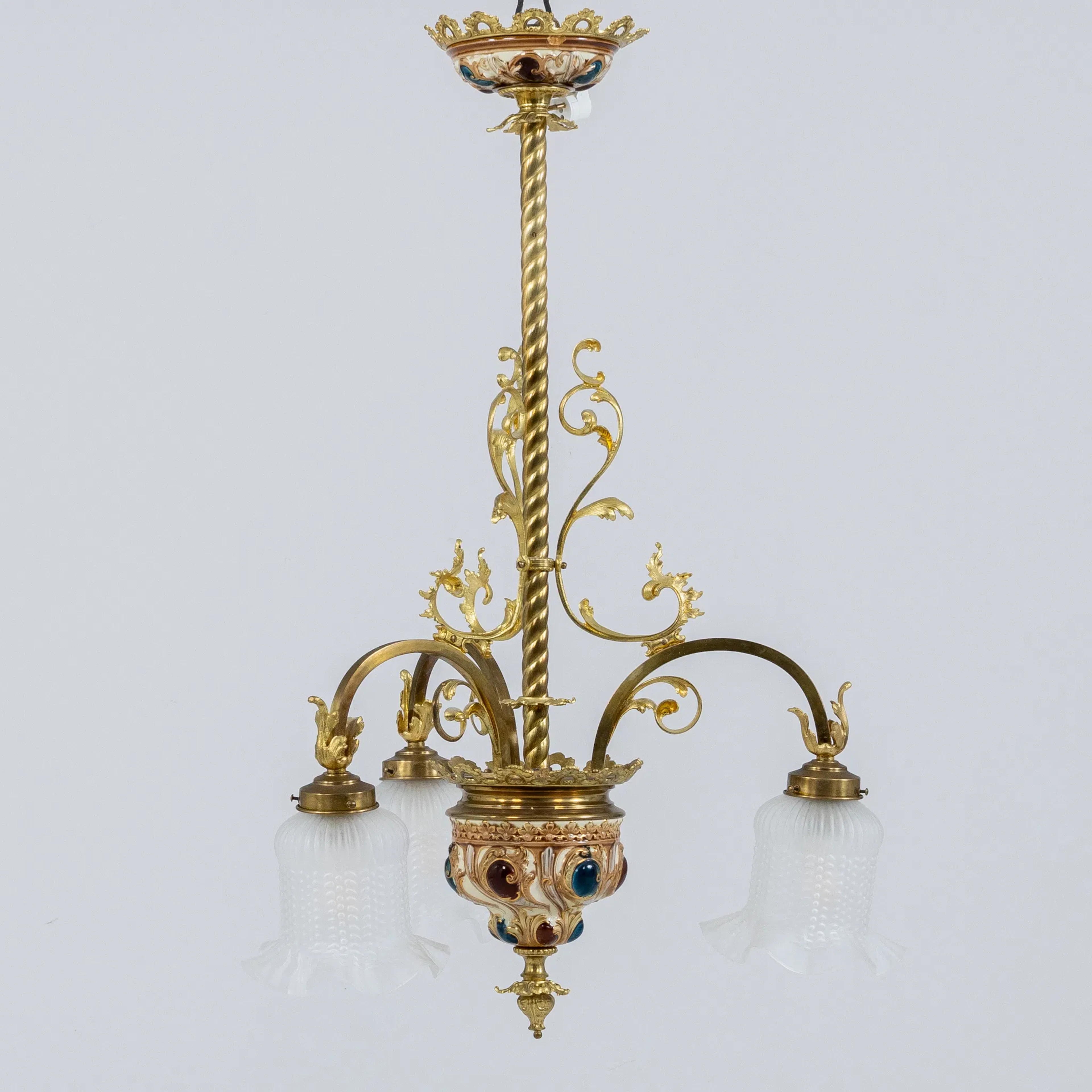 LAMPADA A SOFFITTO, ottone e porcellana, la prima metà del XX secolo