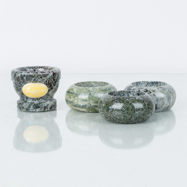 PORTAHUEVOS Y CANDELABROS, 3 piezas, mármol de Kolmård, segunda mitad del siglo XX