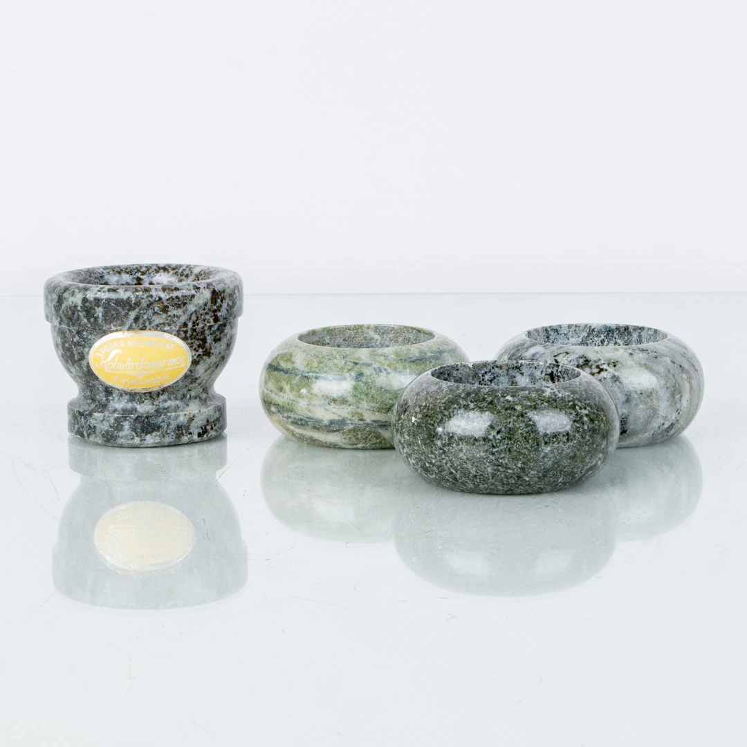 PORTAHUEVOS Y CANDELABROS, 3 piezas, mármol de Kolmård, segunda mitad del siglo XX