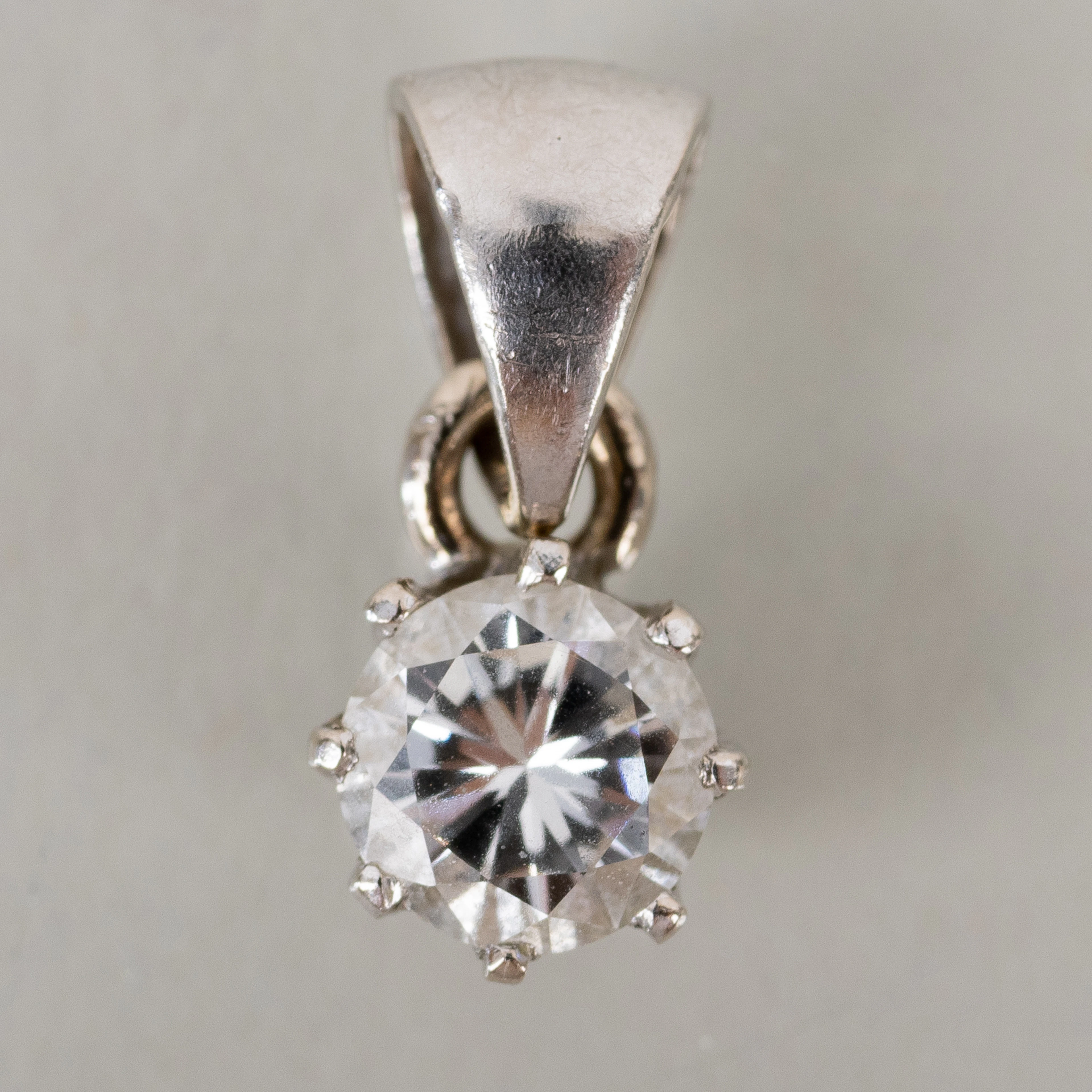 COLGANTE DE UNA SOLA PIEDRA, oro blanco de 18 quilates, diamante talla brillante de aprox. 0,40 quilates, peso total aprox. 0,8 g