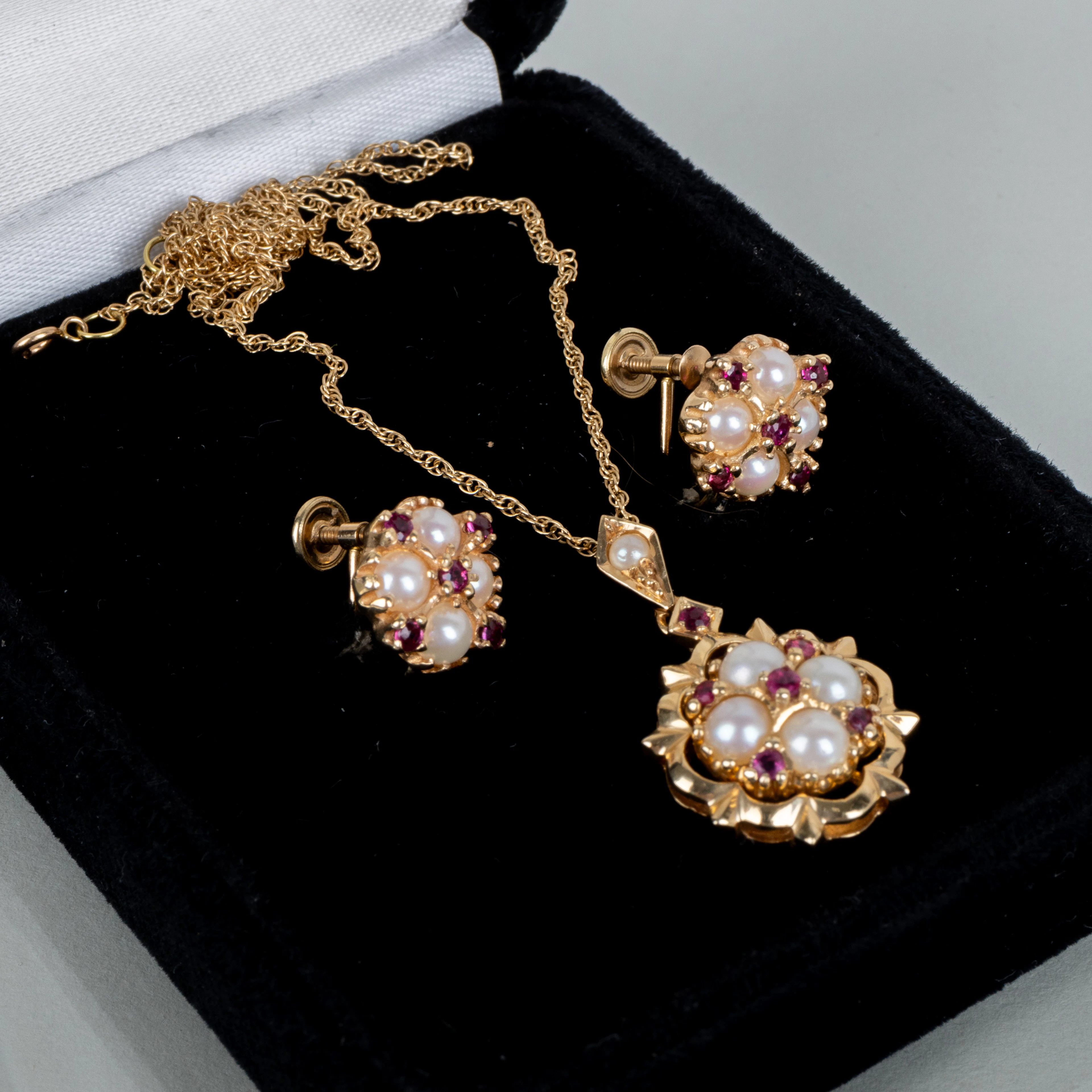 PENDIENTES Y COLLAR CON COLGANTE, oro 14 quilates, Frankllin Mint, con cultura