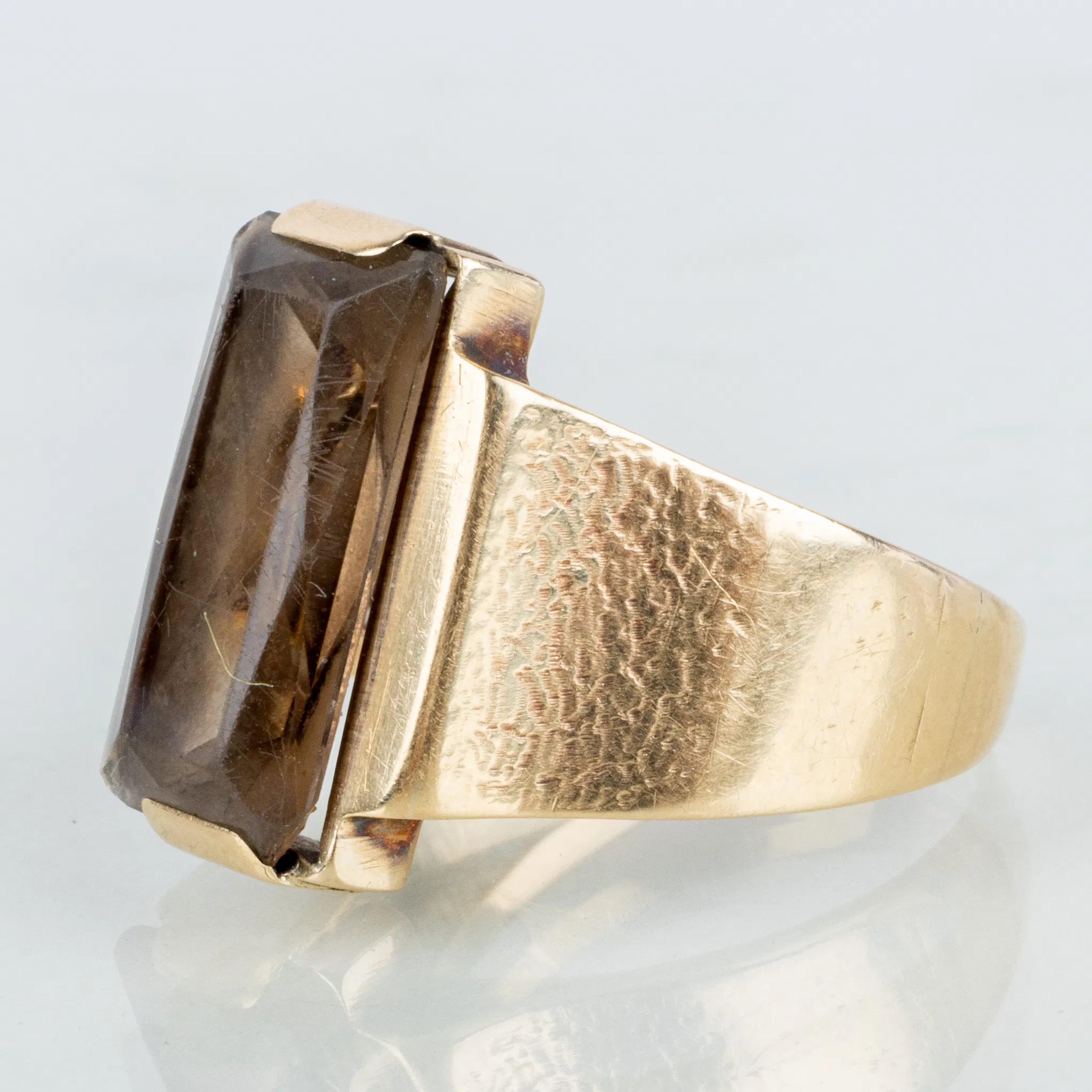 ANILLO, oro de 18 quilates, con cuarzo ahumado facetado