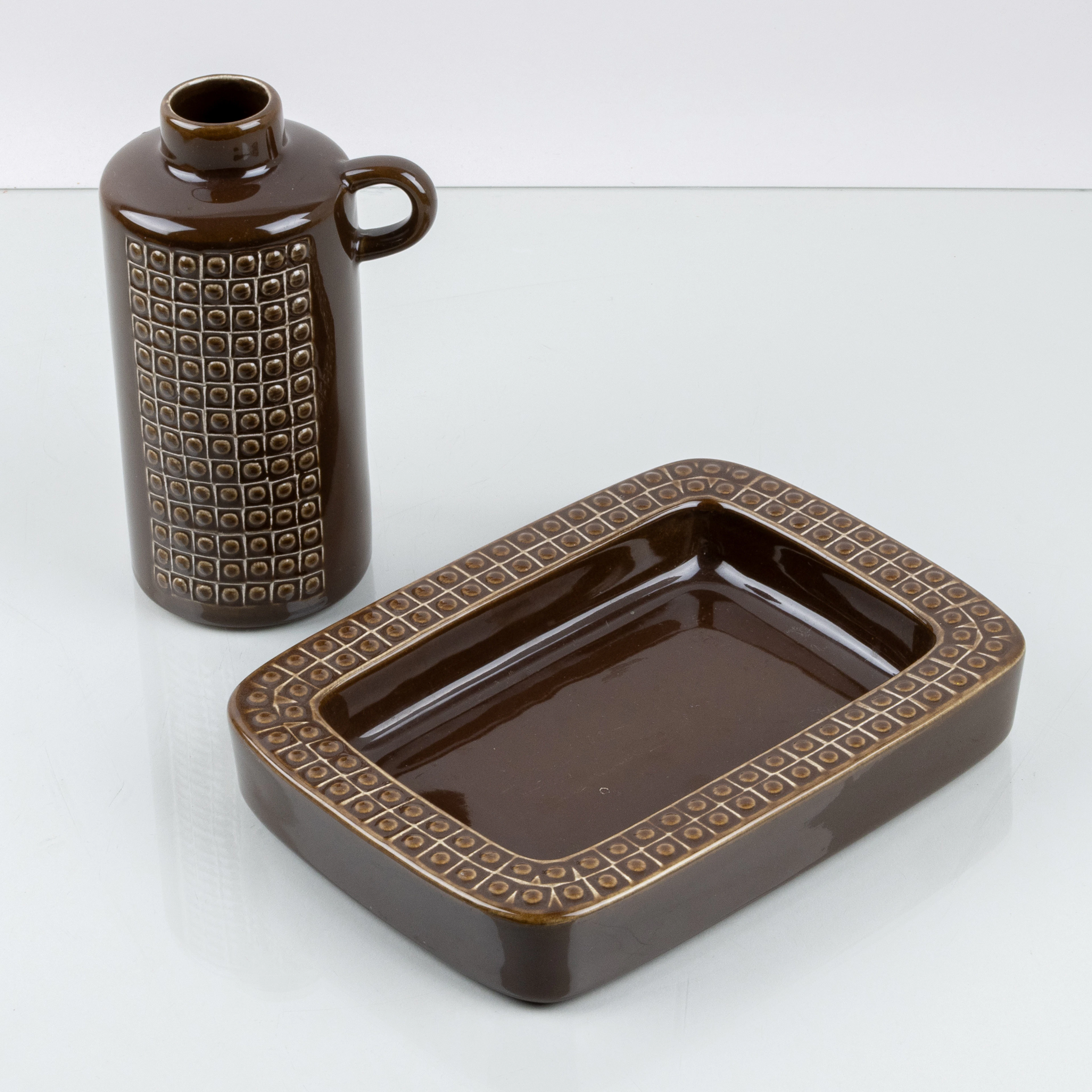 GUNNAR NYLUND, un jarrón y plato de porcelana, "Kub", Rörstrand