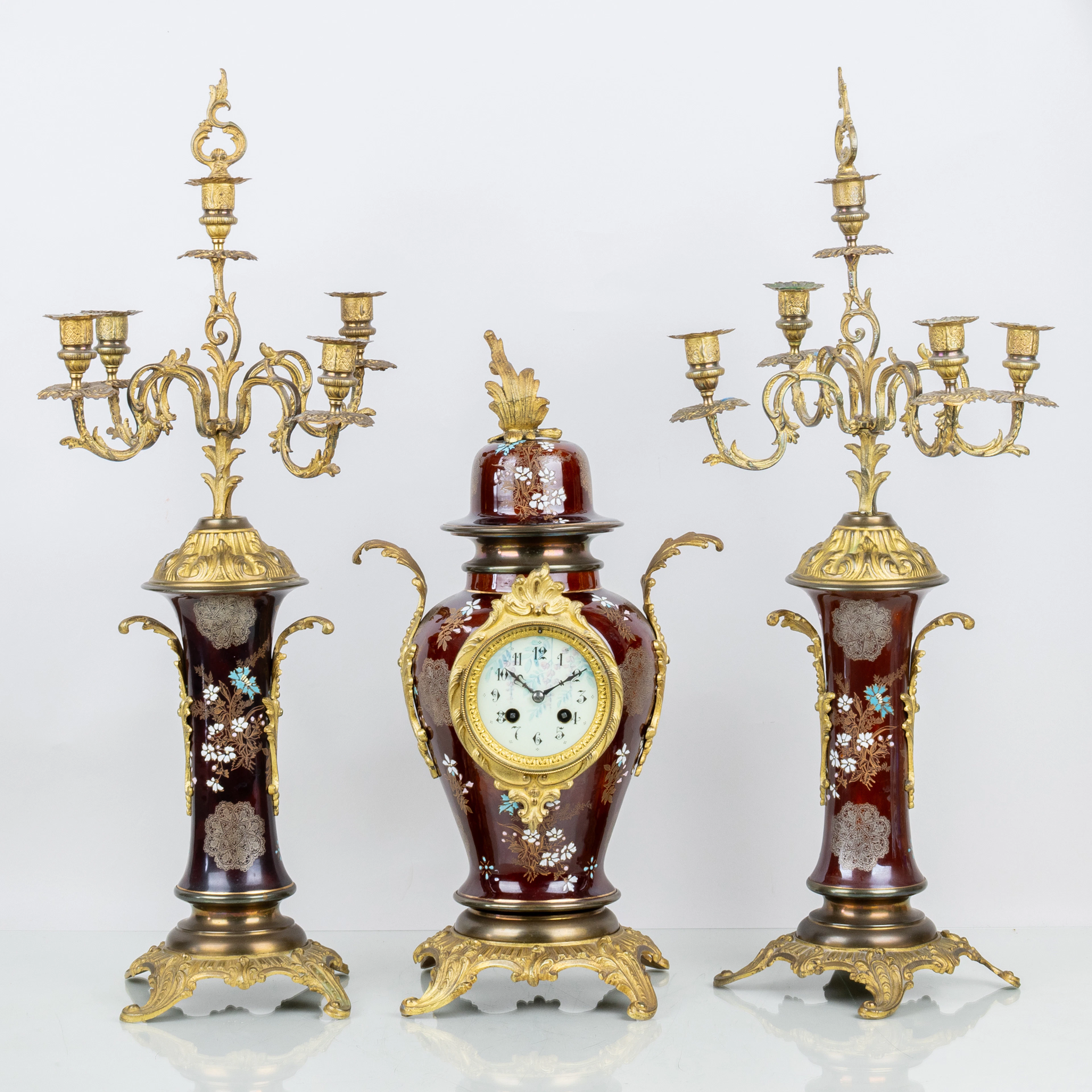 HORLOGE DE TABLE ET CANDÉLABRE, 1 paire, années 1800