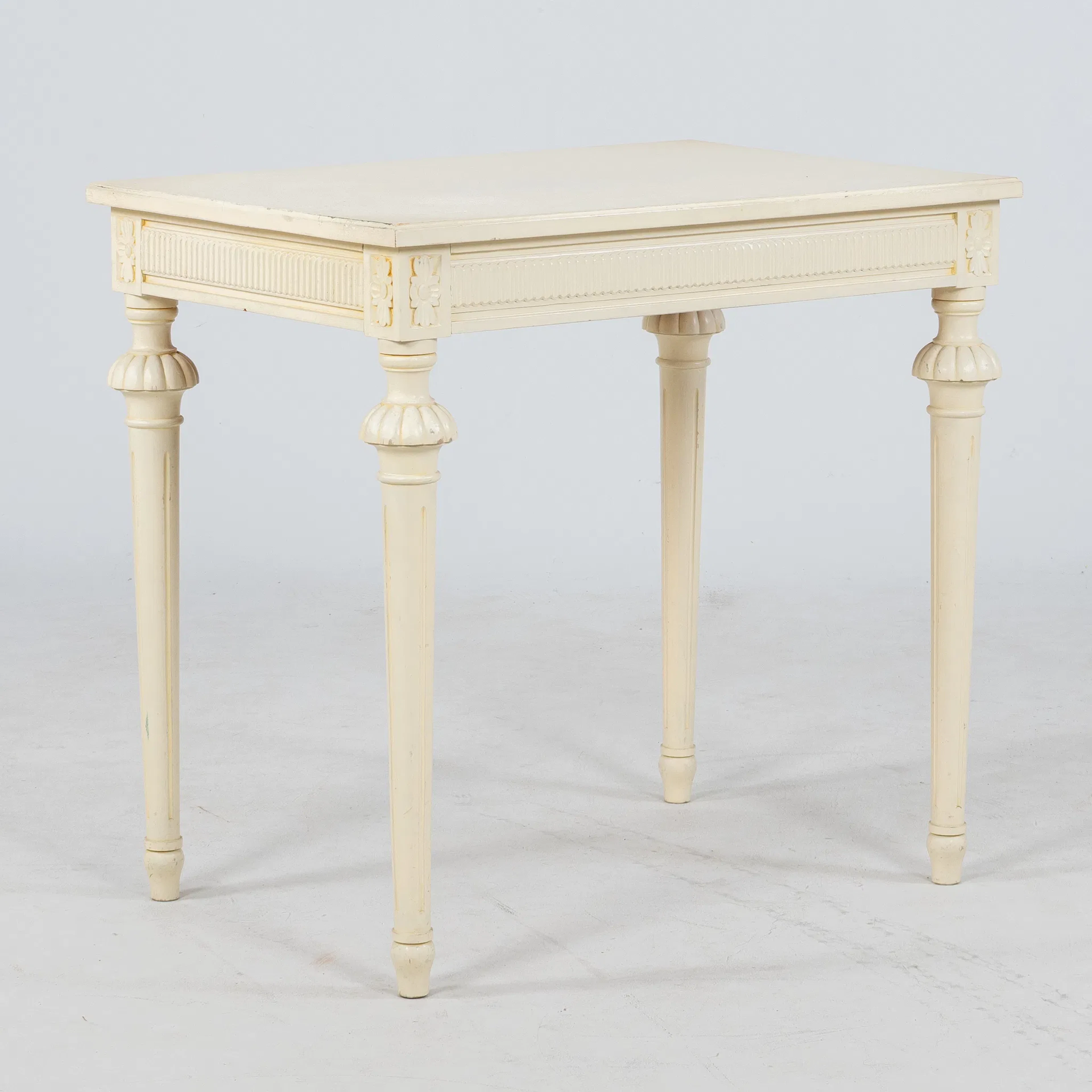 MESA DE CAFÉ, ESTILO GUSTAVIANO, primera mitad del siglo XX