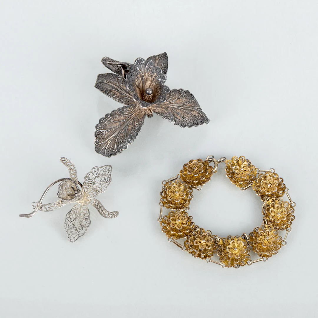 PULSERAS Y BROCHES, 3 piezas, plata, filigrana, probablemente del siglo XX