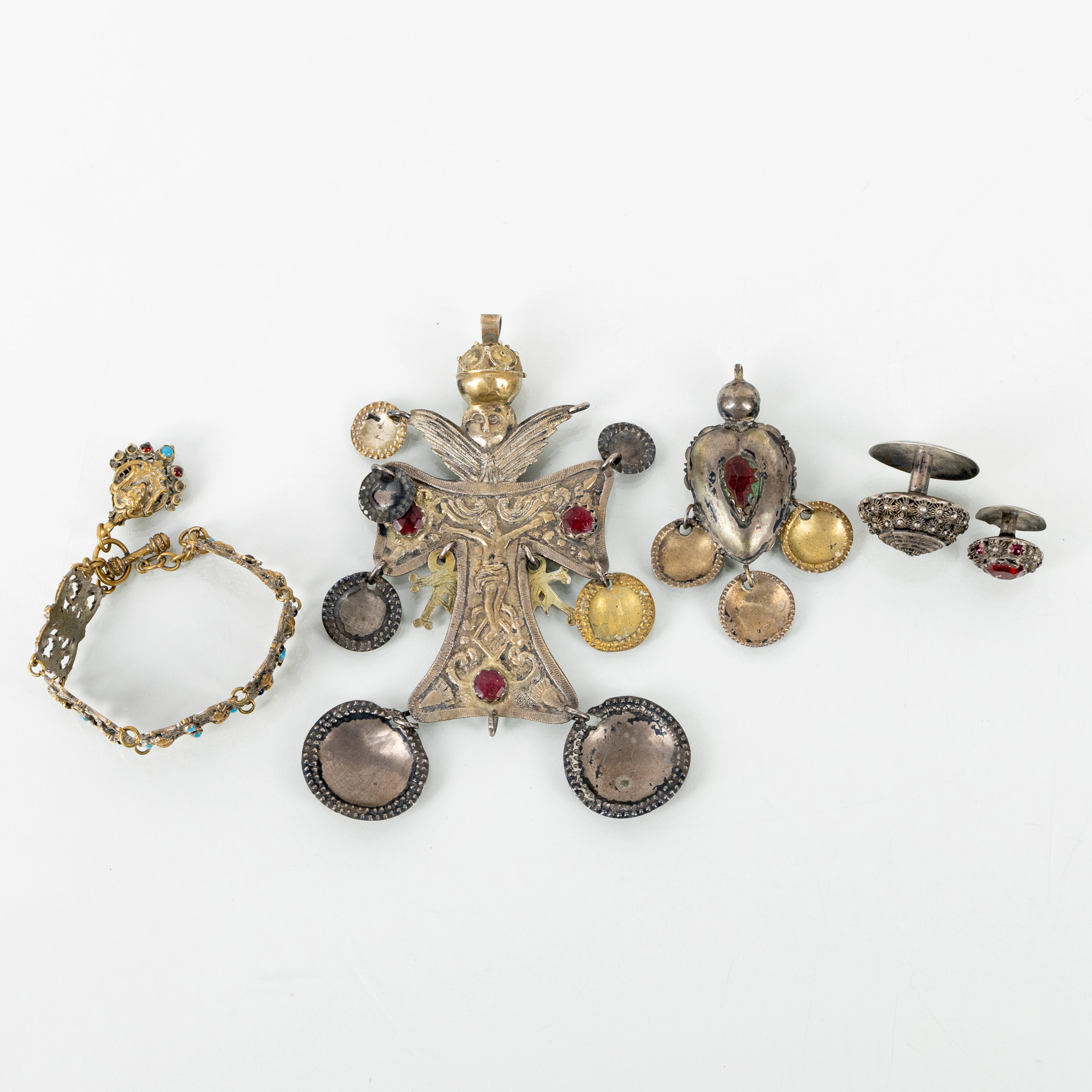 ANHÄNGER, KNÖPFE UND ARMBÄNDER, Messing und Silber, 1800er Jahre