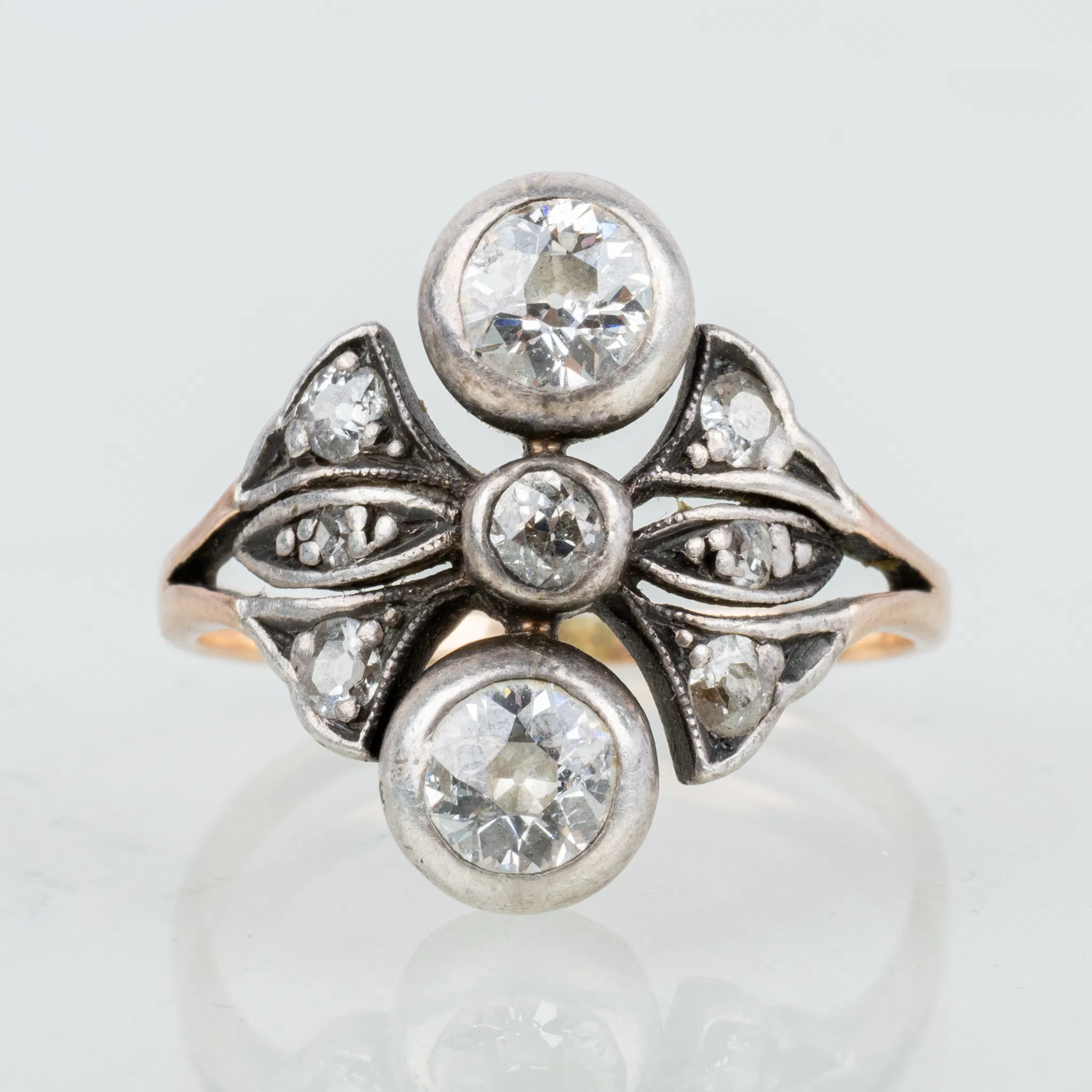 RING, 14k gold and silver, with old-cut diamonds tot approx. 1.08