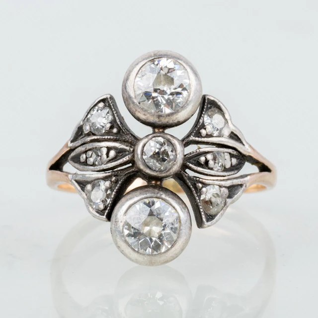 ANILLO, oro y plata de 14 quilates, con diamantes de talla antigua hasta aproximadamente 1,08