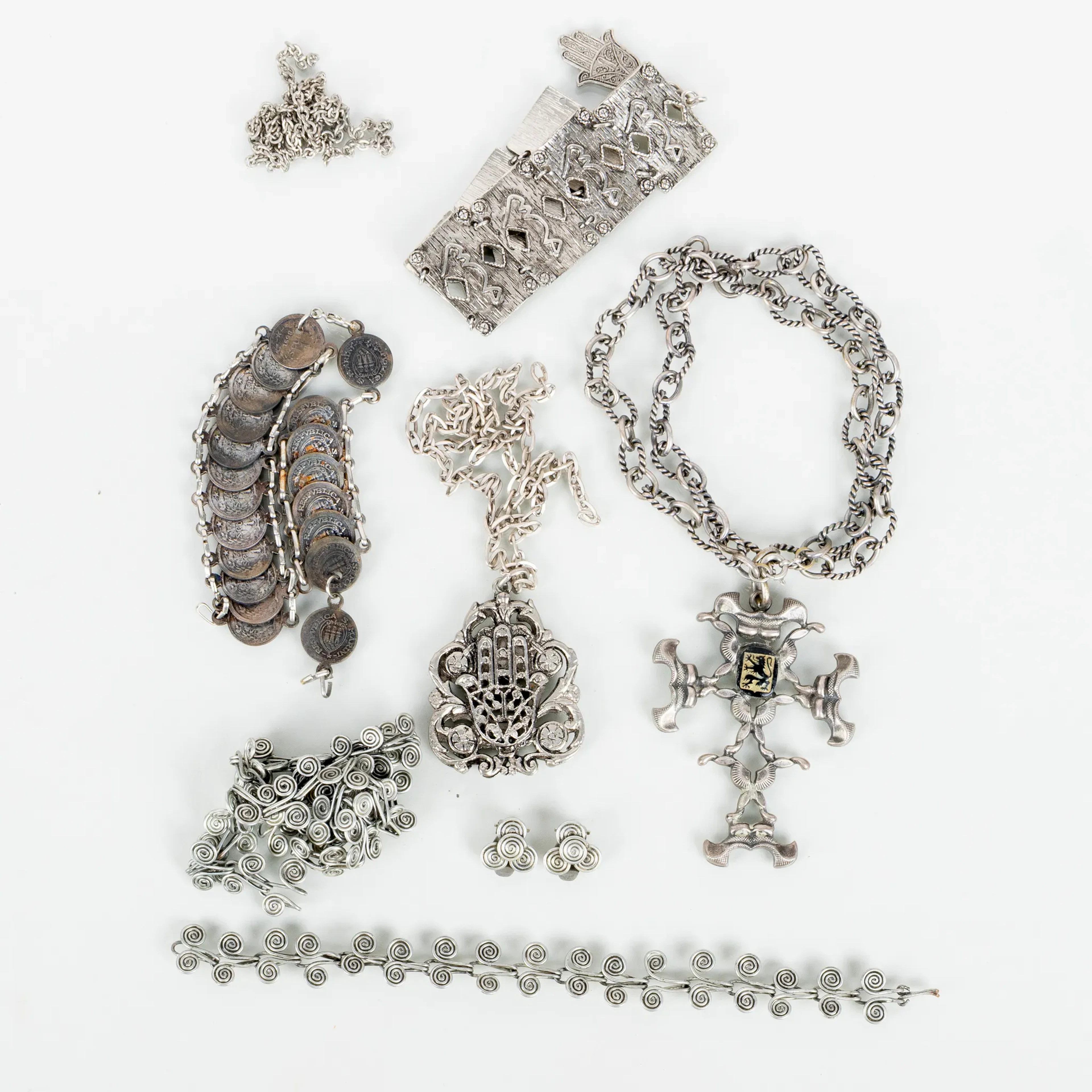 GIOIELLI DELLA COLLEZIONE, 8 parti, metallo e peltro, anni 1900