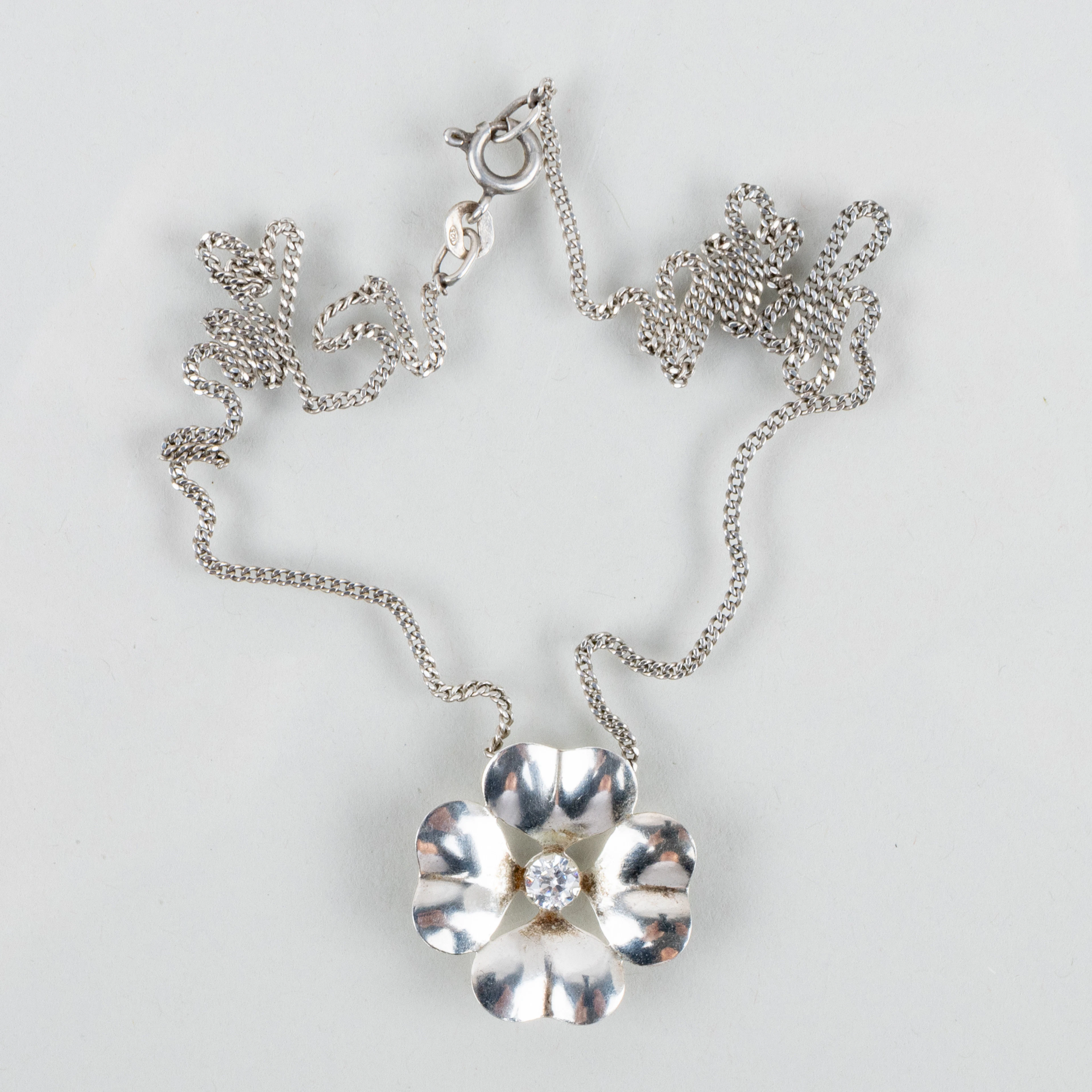 COLGANTE CON CADENA, plata de ley, sellos GHA, probablemente de los años 2000