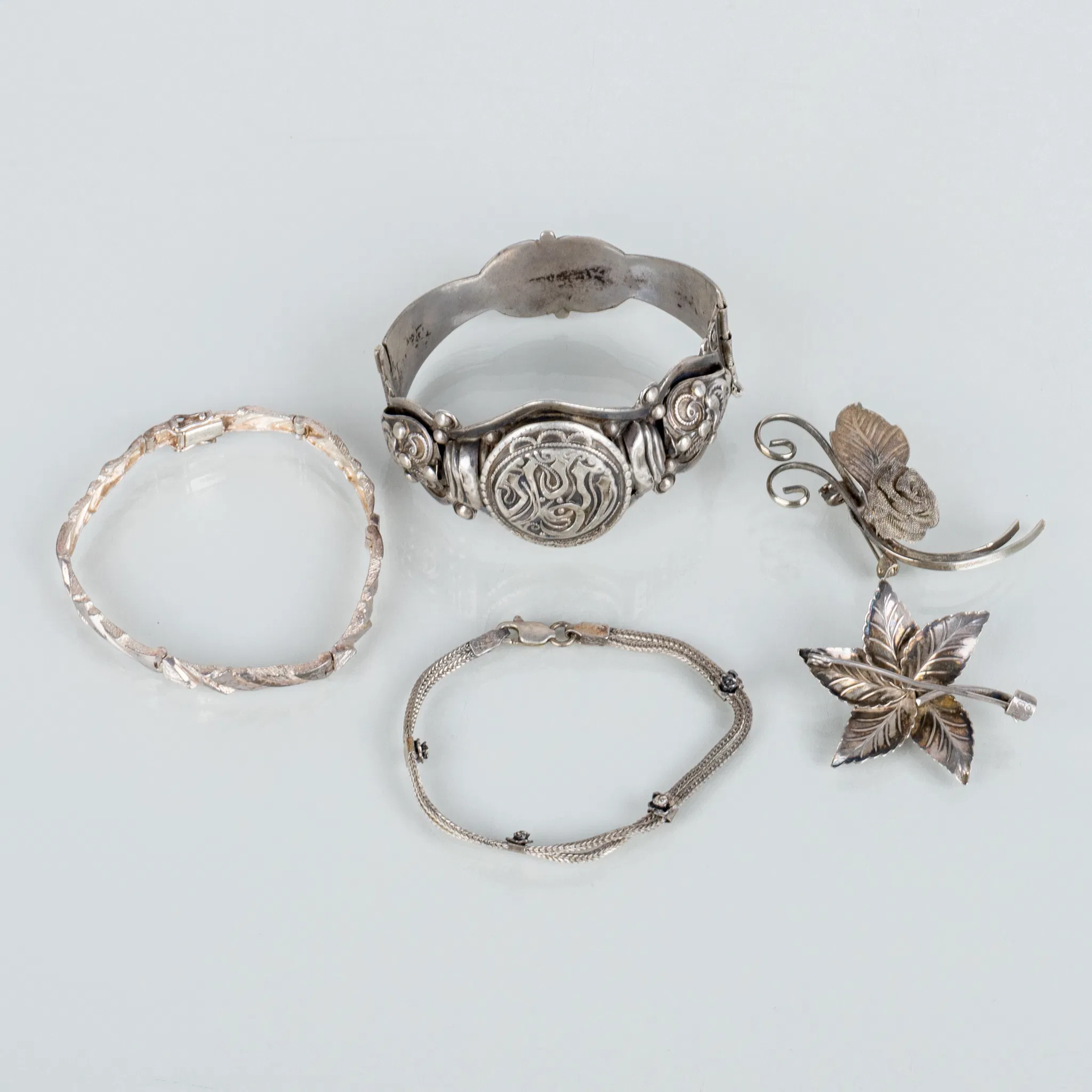 COLECCIÓN DE JOYERÍA DE PLATA, 5 piezas, incluyendo los siglos XIX y XX