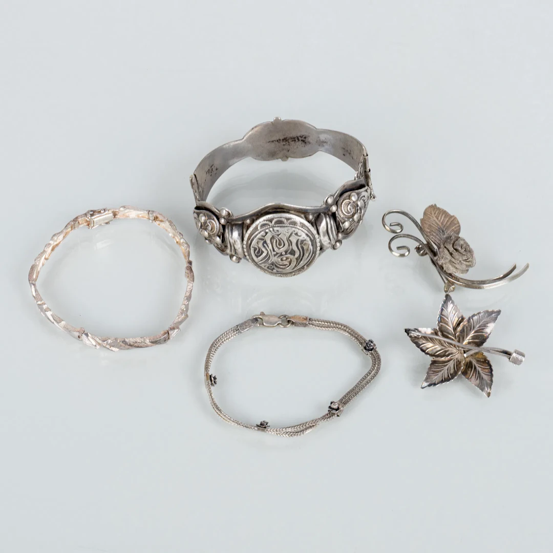 COLECCIÓN DE JOYERÍA DE PLATA, 5 piezas, incluyendo los siglos XIX y XX
