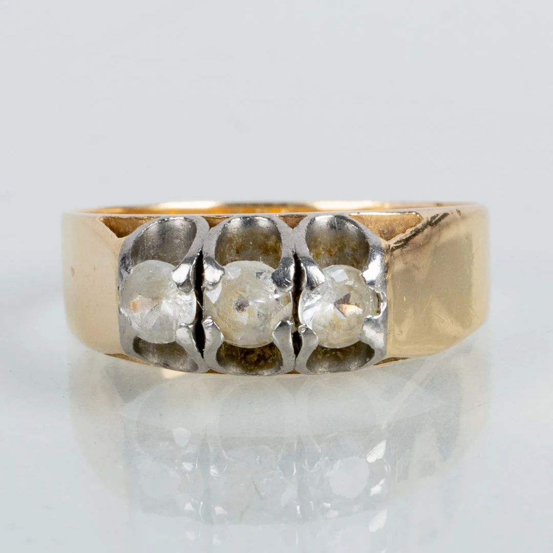 ANILLO, oro de 18 quilates, con tres piedras blancas