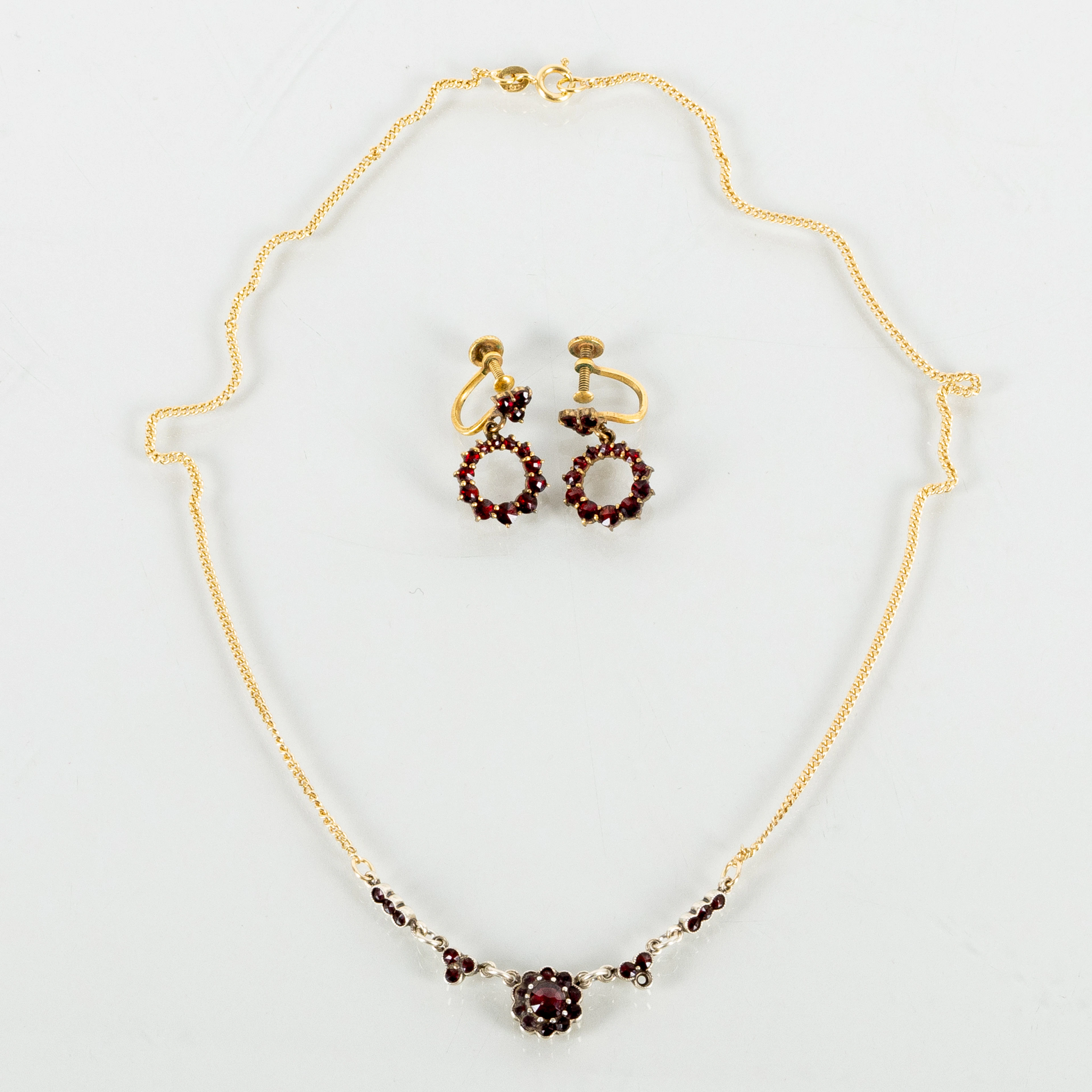 HALSKETTE UND 1 PAAR OHRRINGE, GOLD, SILBER UND GRANATE, MITTE DER 1900ER JAHRE