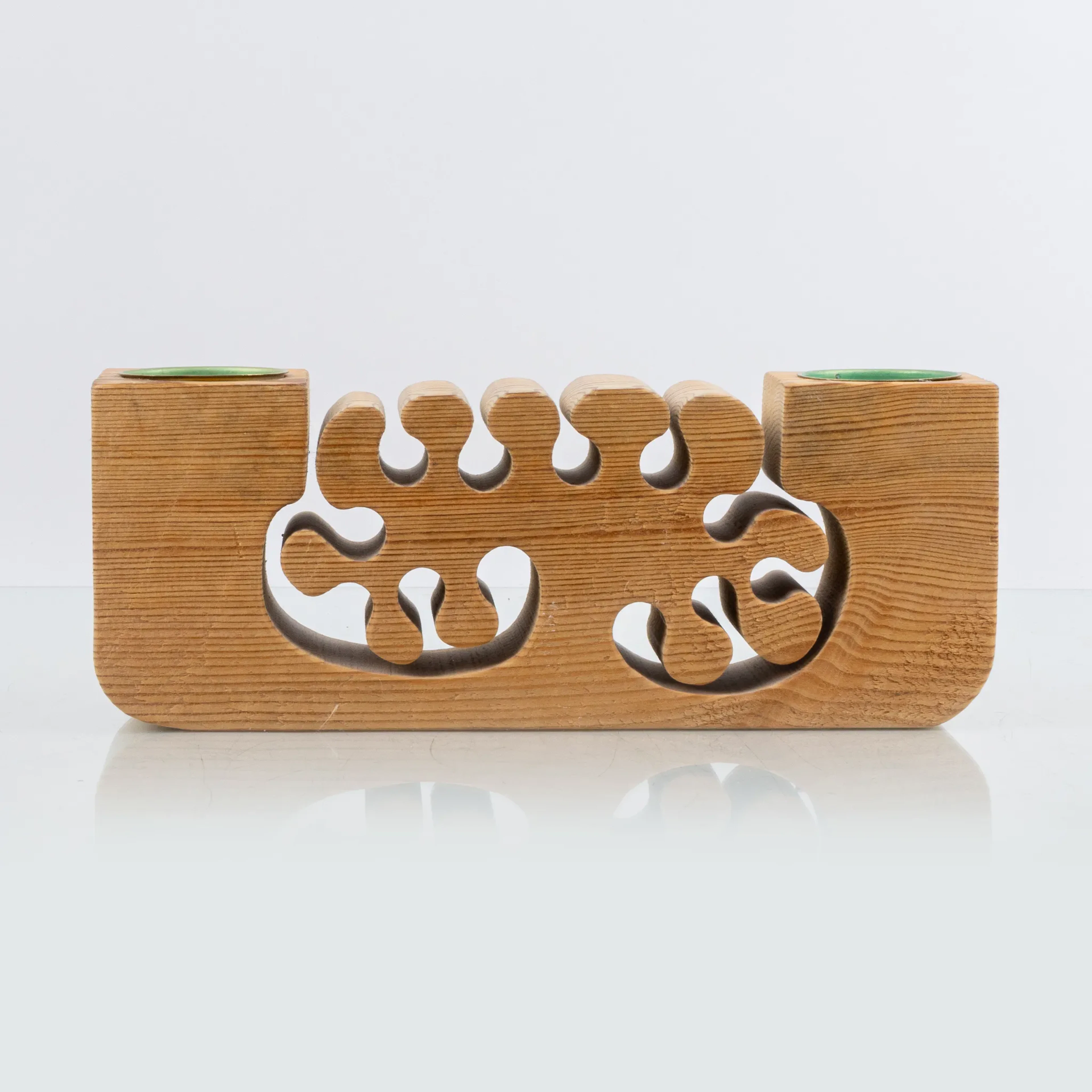 GUNNAR KANEVAD, un candelabro de madera, firmado y fechado -02