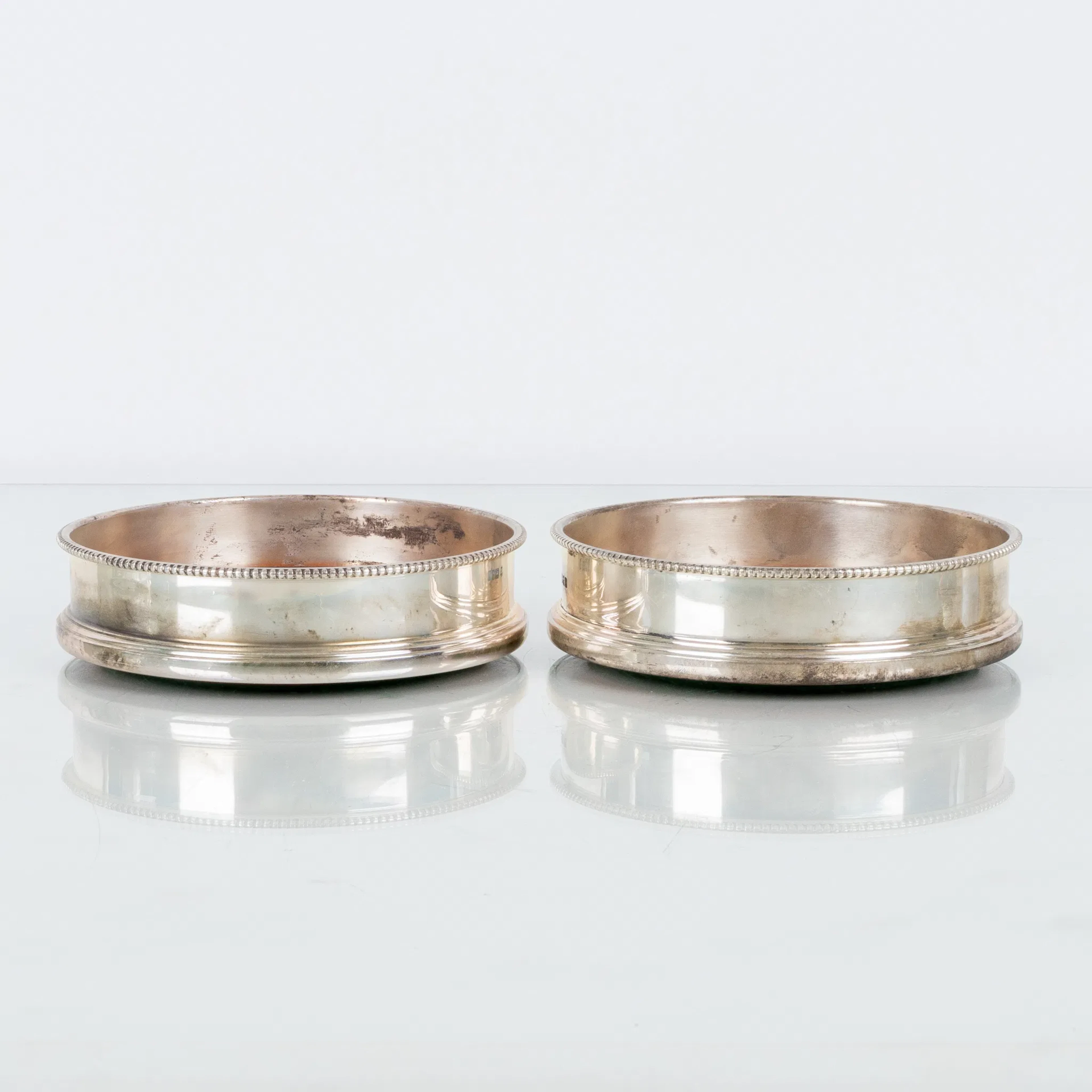 COASTERS, 1 par, plata y madera, Londres, Inglaterra, años 1900