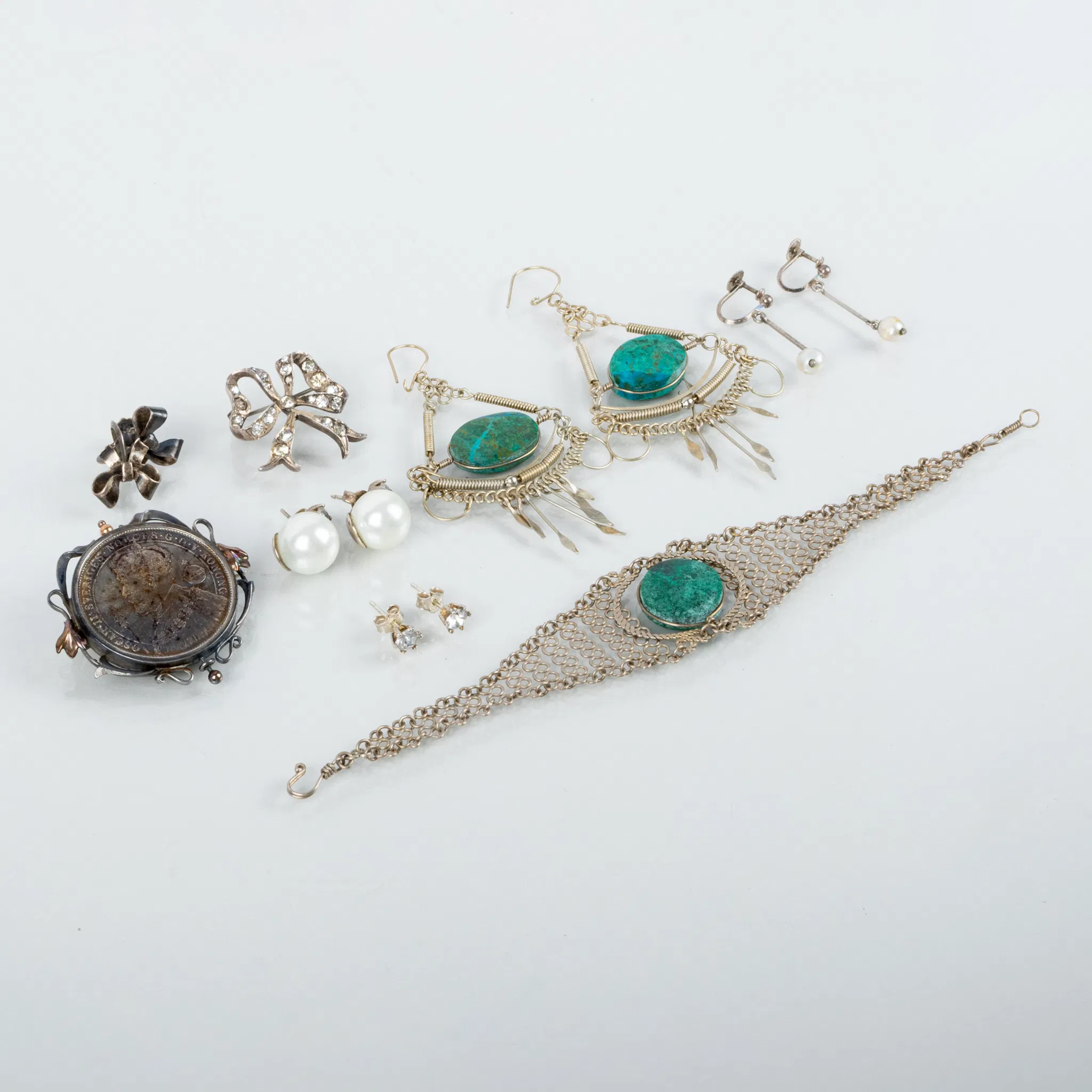 SMYCKEN, mestadels silver, armband, broscher och örhängen