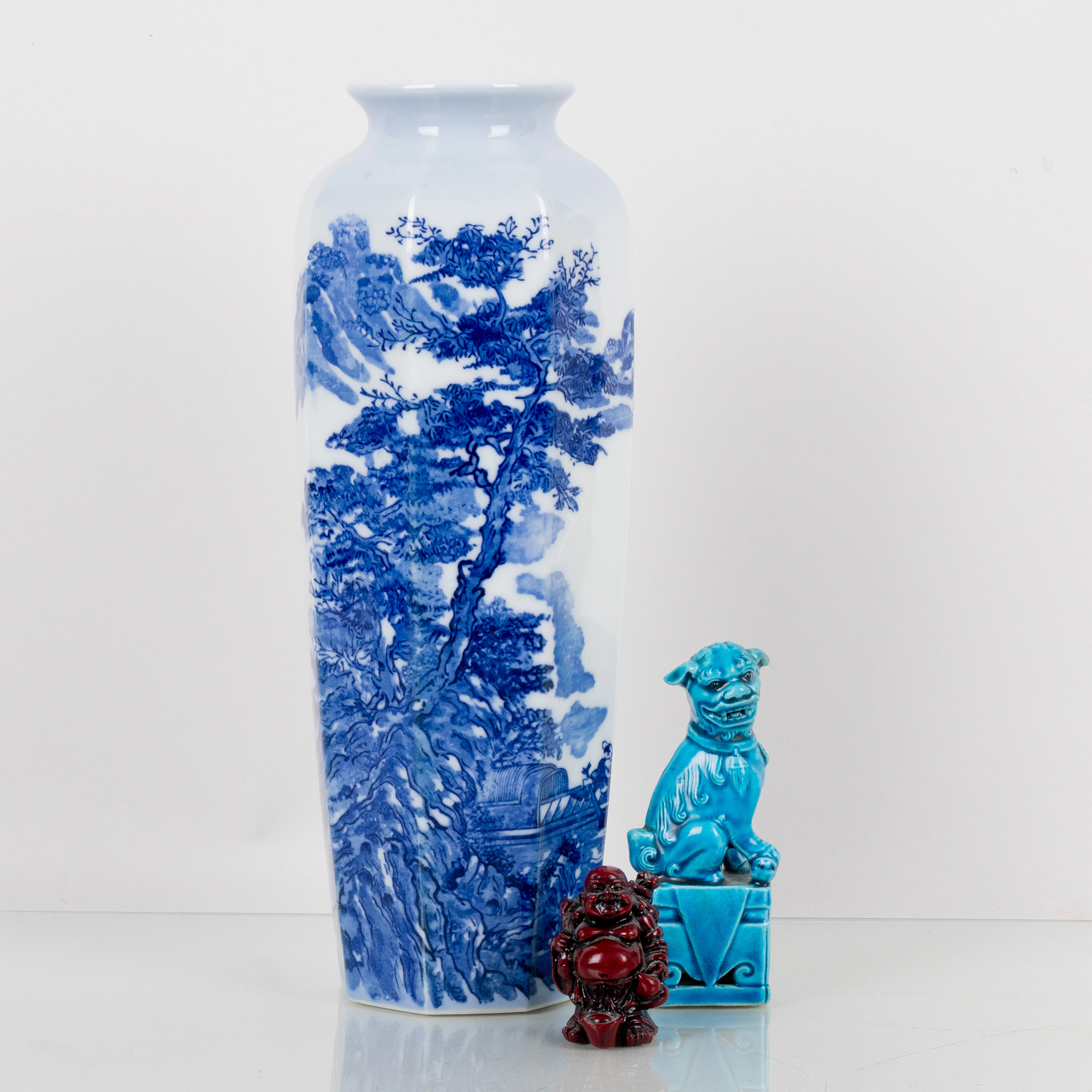 JARRÓN Y ESCULTURAS, 2 piezas, porcelana y madera, China, década de 1900