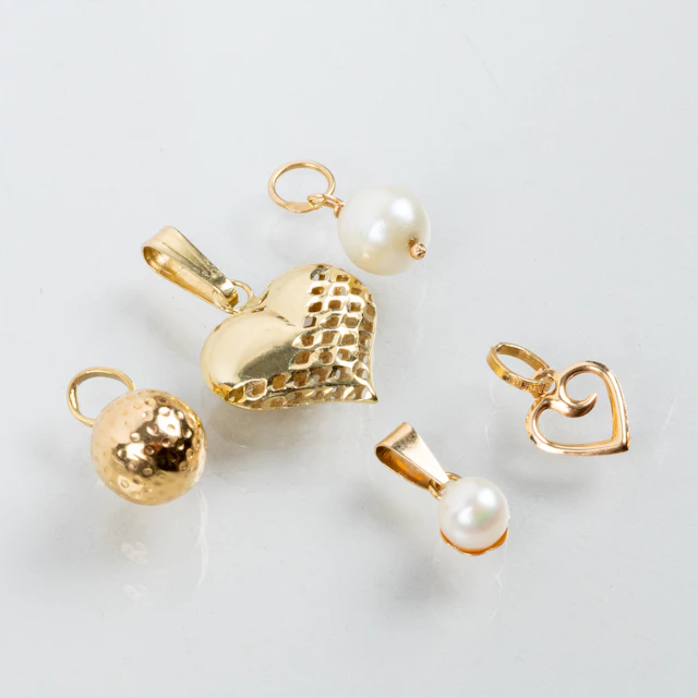 PENDANTS, 5 pcs, 18k gold, with cultured beads, mostly late 1900s