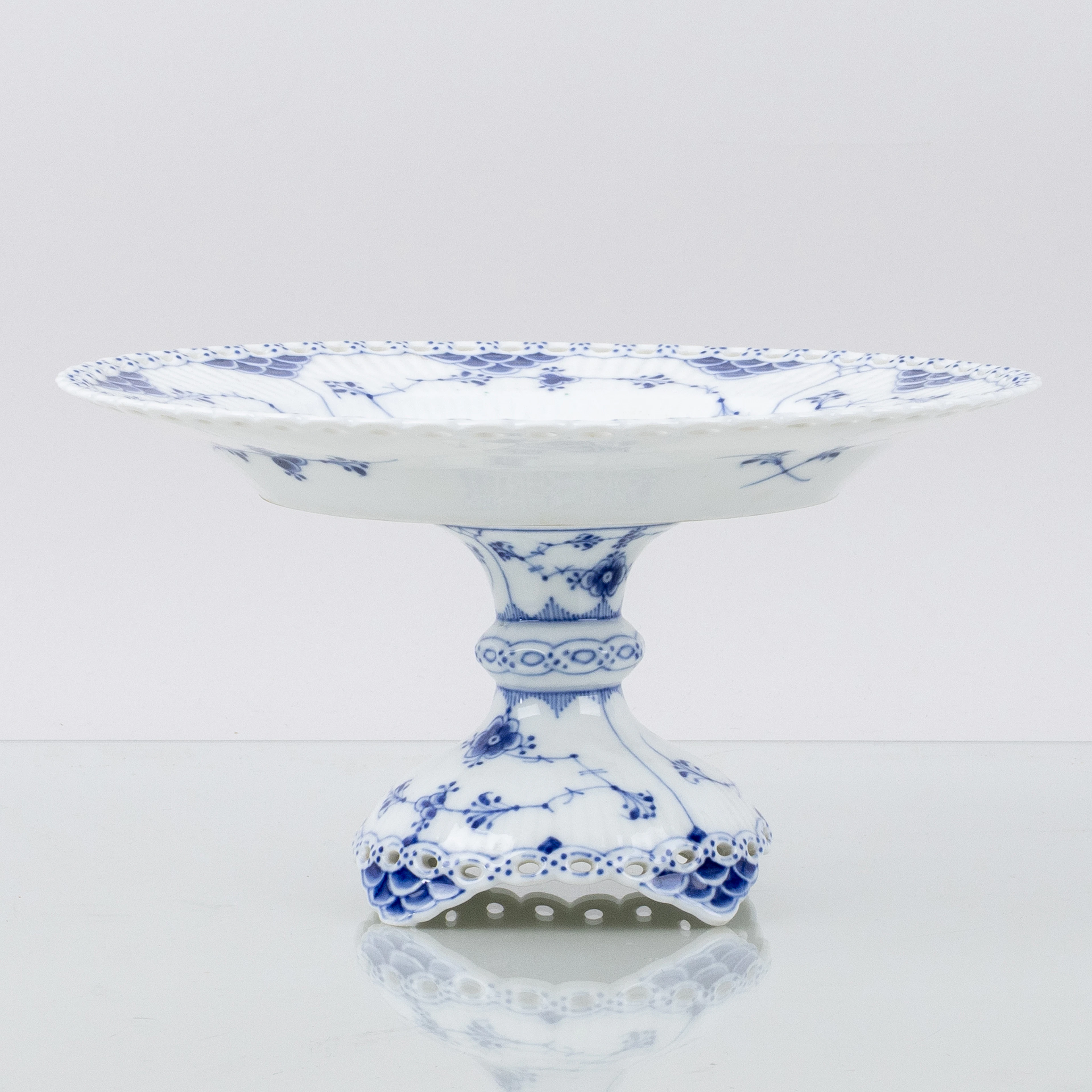 ROYAL COPENHAGEN, ciotola in porcellana, "Blue Fluted", modello 1092-1093