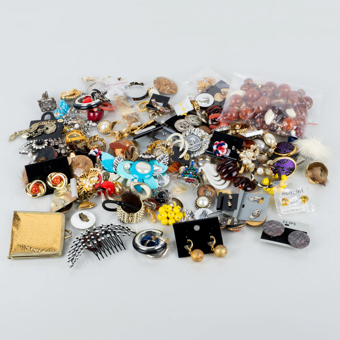 COLLECTION OF COSTUME JEWELLERY, VARIOUS MATERIALS, 1900s