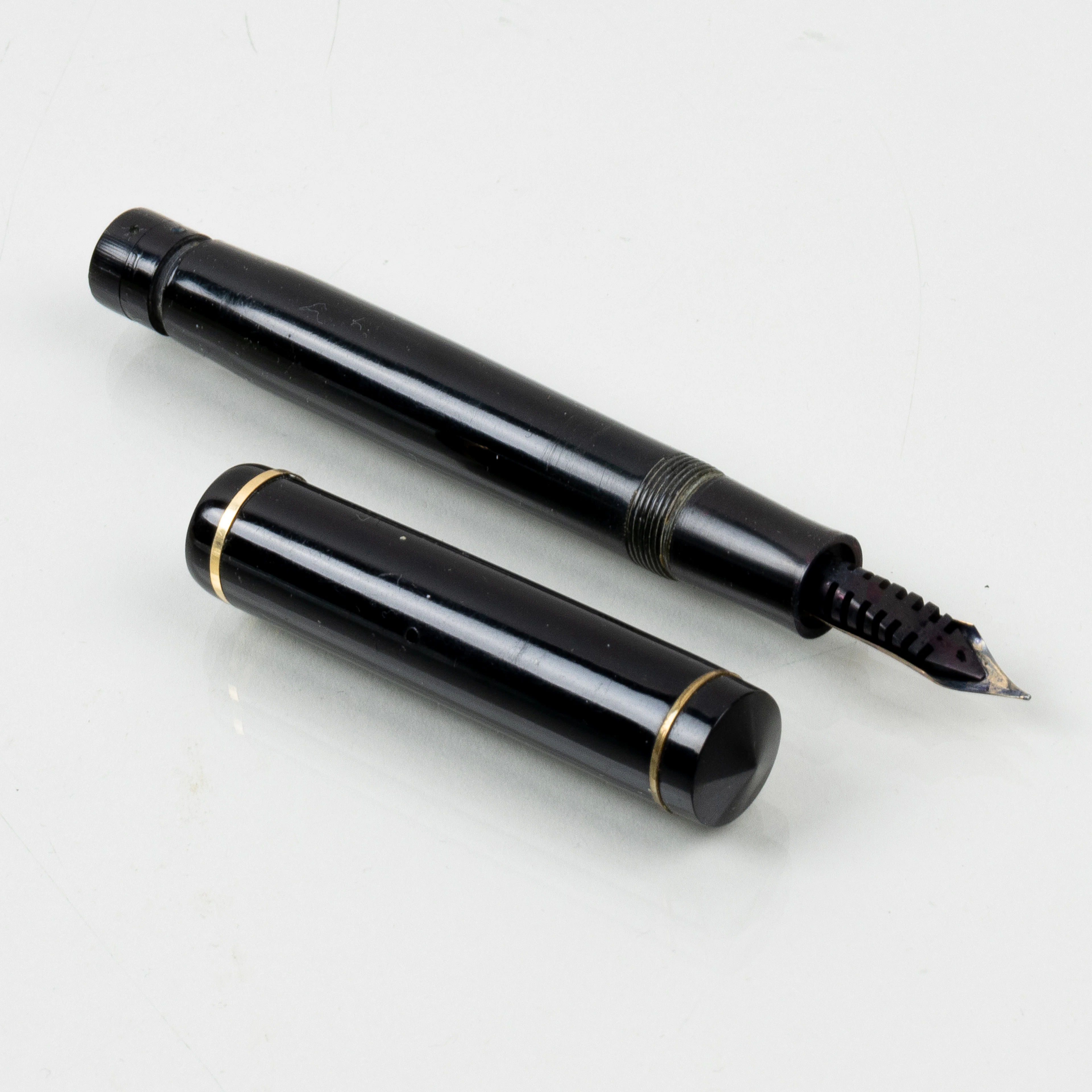 PENNA STILOGRAFICA, Perfecto, spilla in oro 14K, seconda metà del 20° secolo