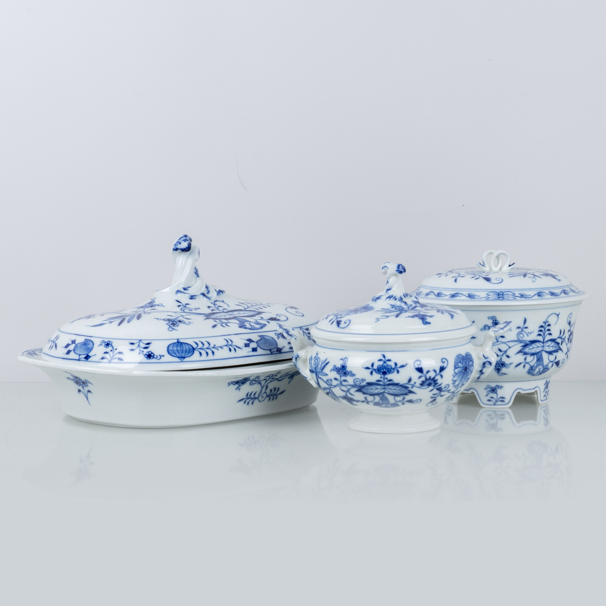 TERRINAS, 3 piezas, porcelana, patrón cebolla, Meissen, Alemania, 1900s