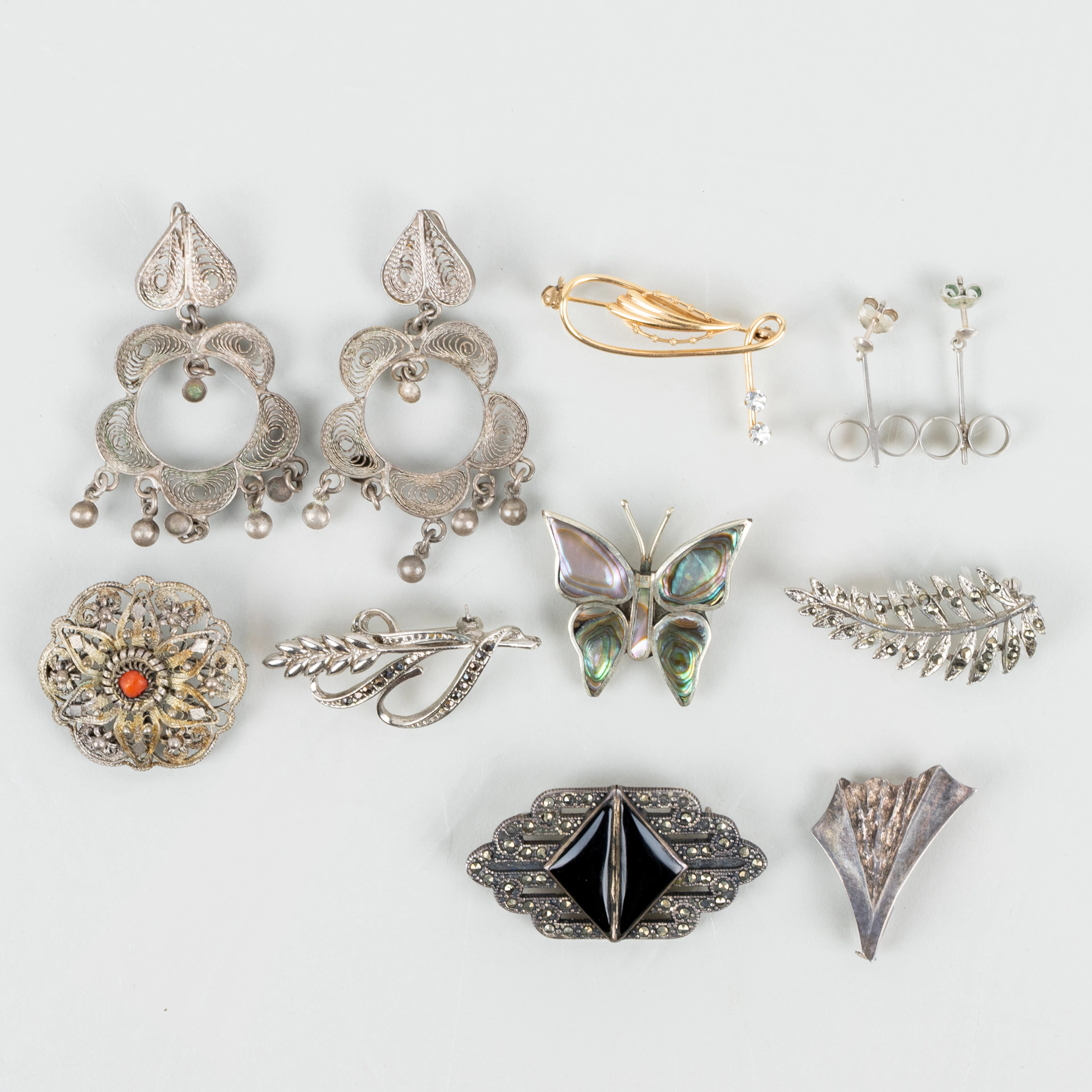 SAMMLUNG KOSTÜMSCHMUCK, 9 Stücke, Metall, 1900er Jahre